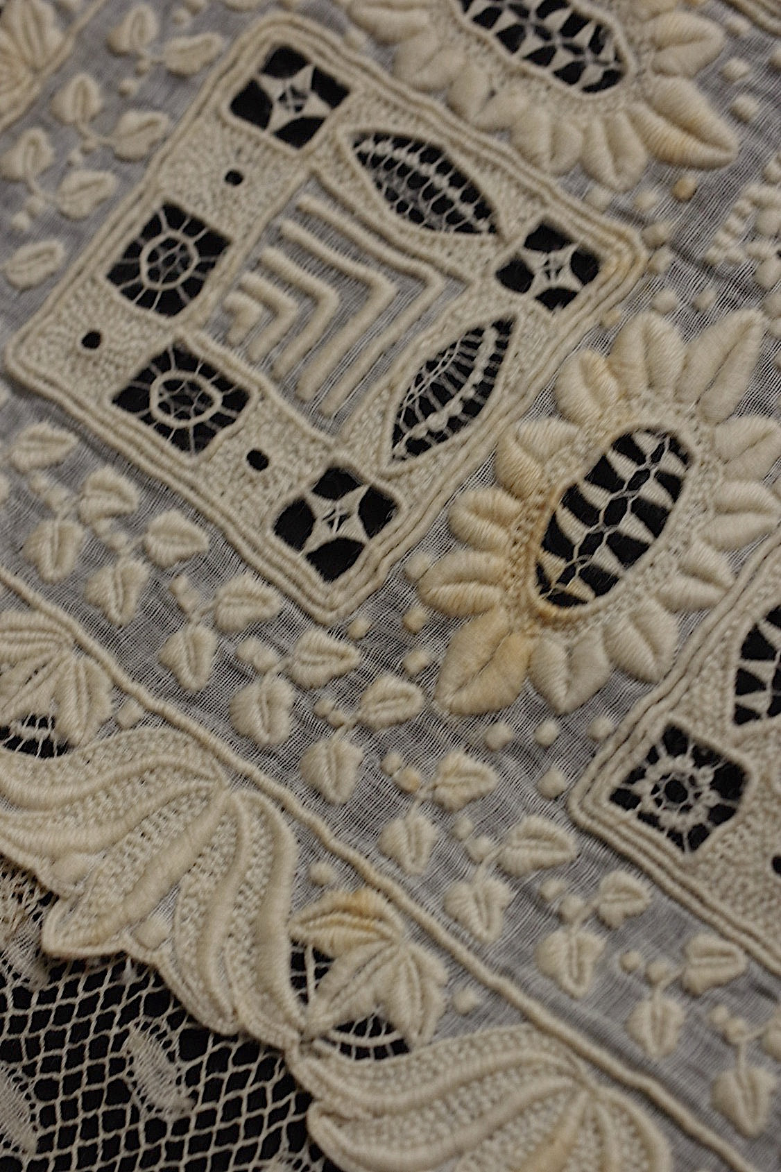 アンティーク刺繍ハンカチ antique monchoir 2 .FR a l'epoque