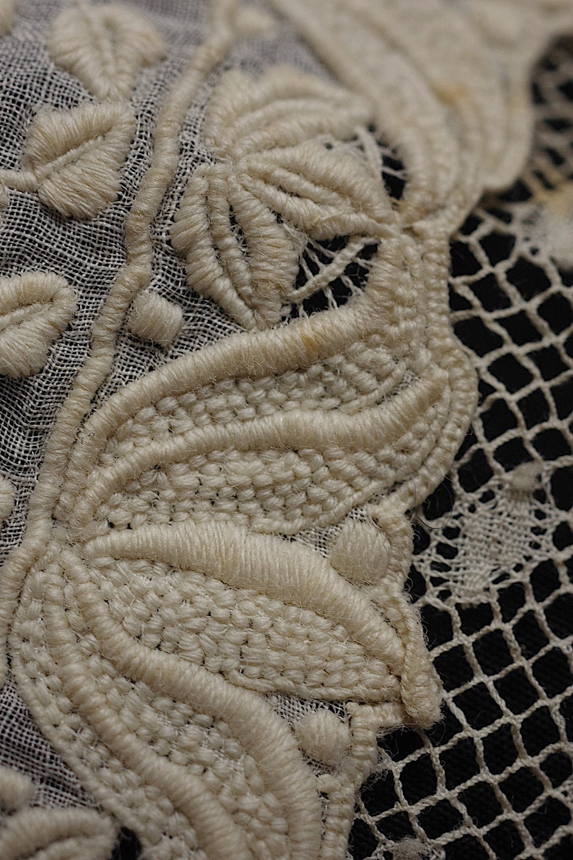 アンティーク刺繍ハンカチ antique monchoir 2 .FR a l'epoque