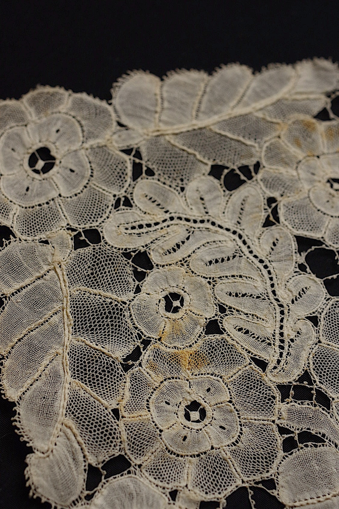 アンティーク刺繍ハンカチ antique monchoir 3 .FR a l'epoque