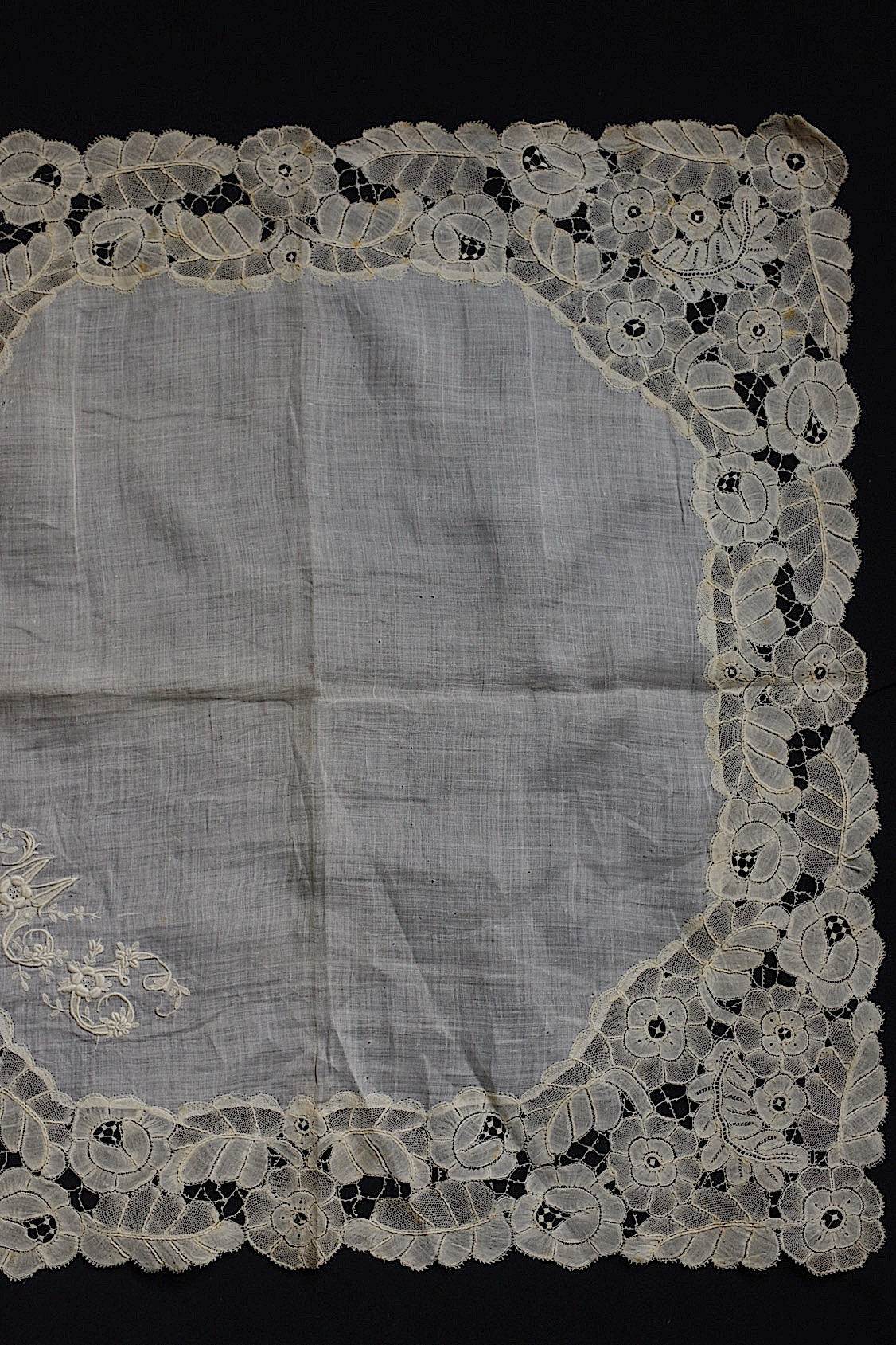 アンティーク刺繍ハンカチ antique monchoir 3 .FR a l'epoque