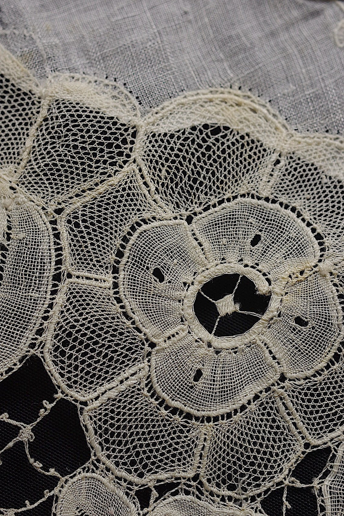 アンティーク刺繍ハンカチ antique monchoir 3 .FR a l'epoque