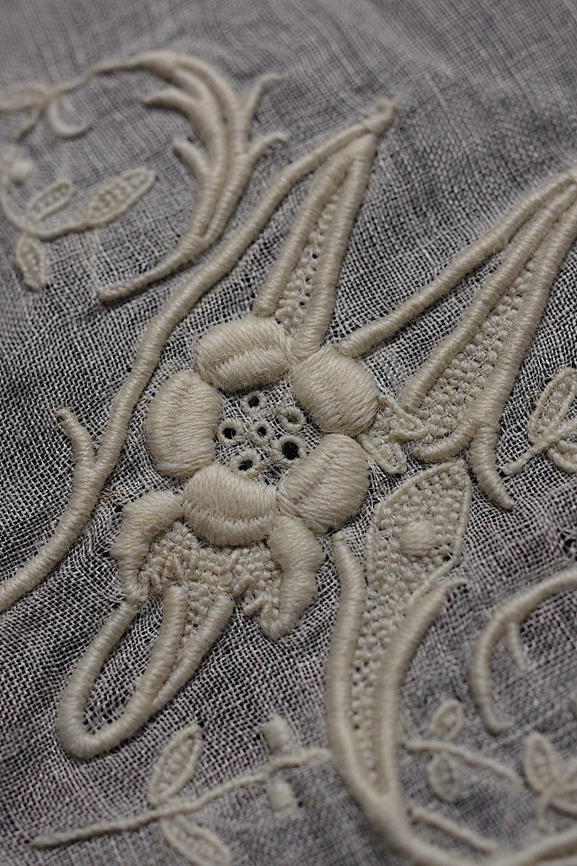 アンティーク刺繍ハンカチ antique monchoir 3 .FR a l'epoque