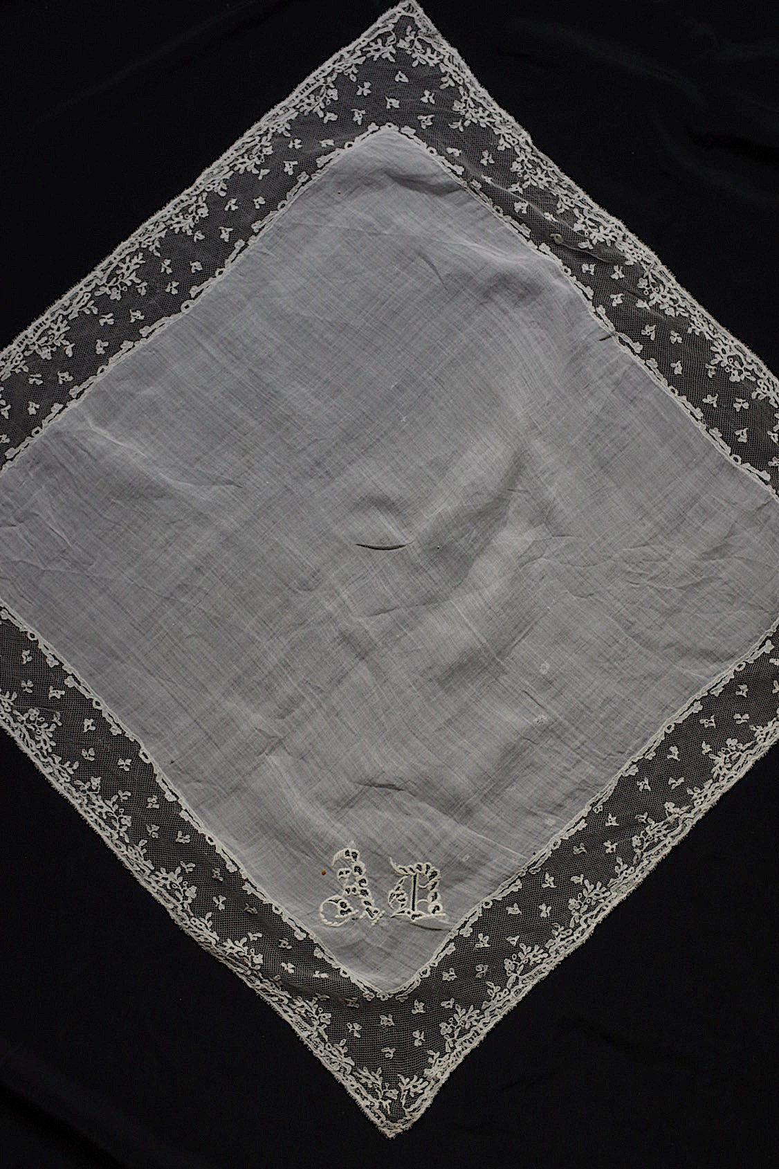 アンティーク刺繍ハンカチ antique monchoir 4 .FR a l'epoque