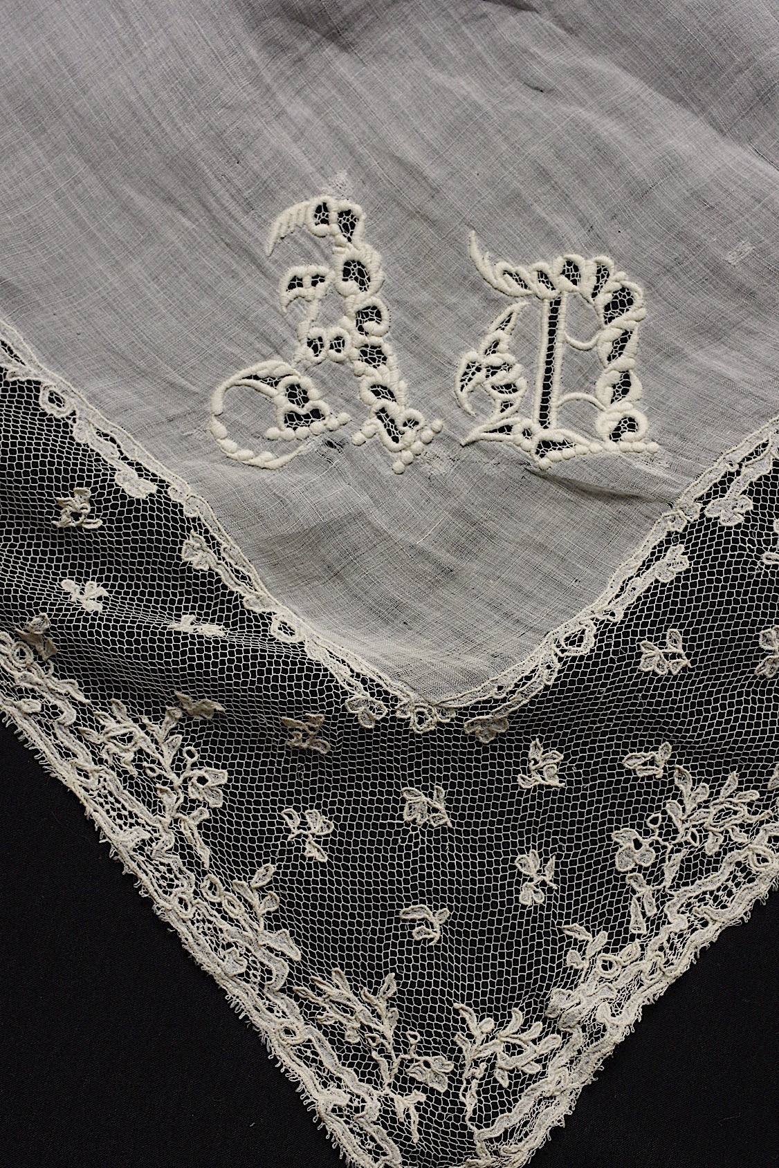 アンティーク刺繍ハンカチ antique monchoir 4 .FR a l'epoque