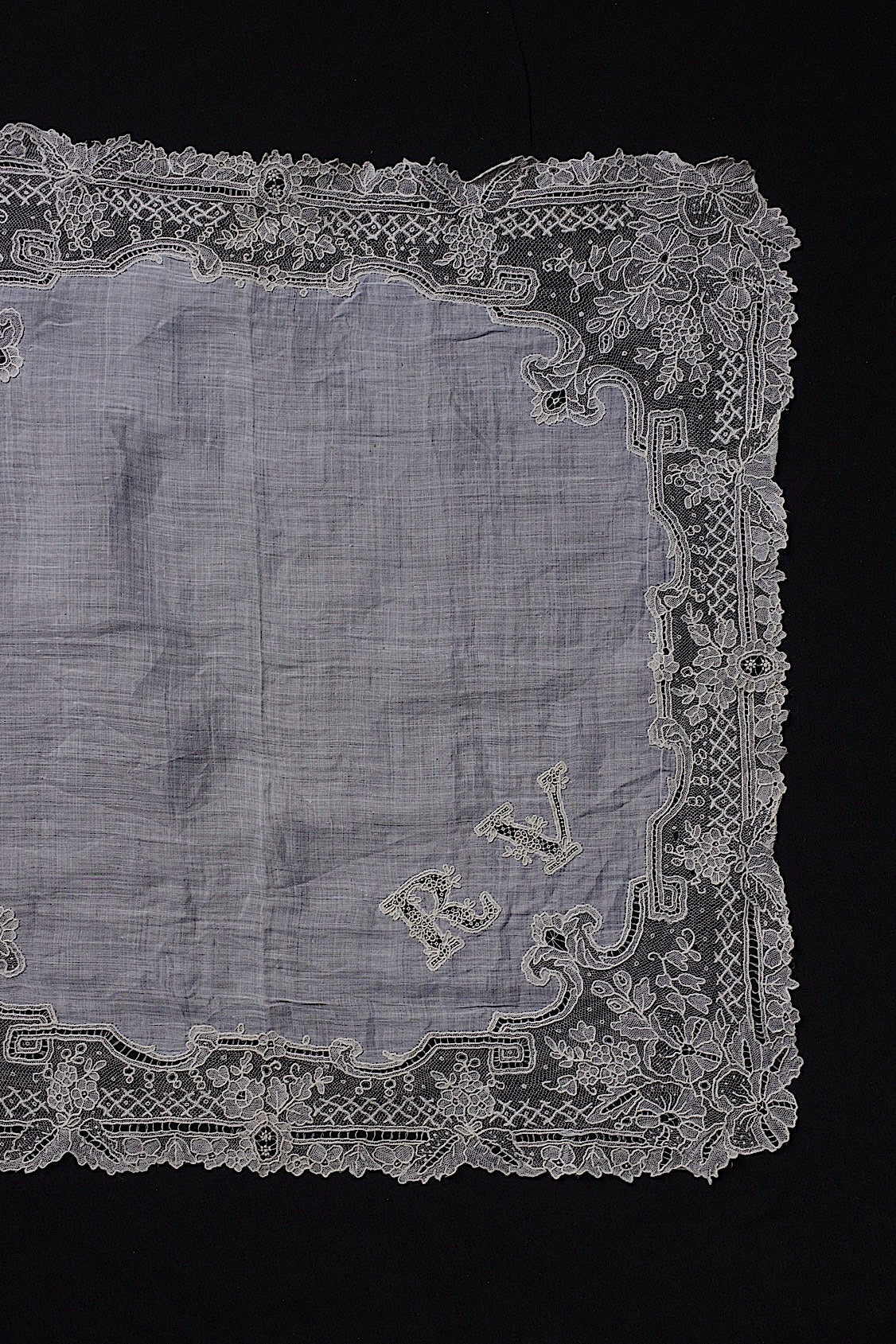 アンティーク刺繍ハンカチ antique monchoir 6 .FR a l'epoque