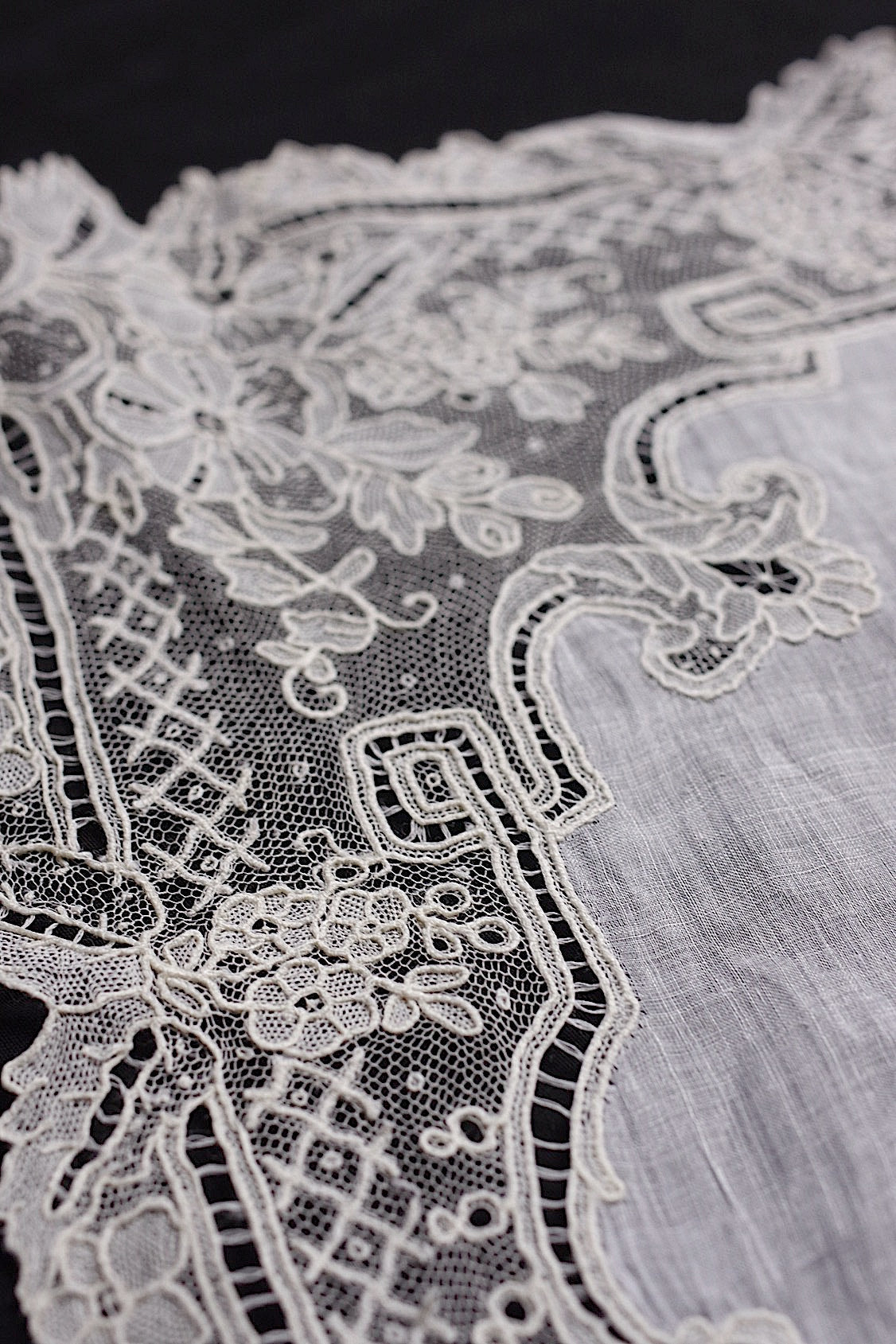 アンティーク刺繍ハンカチ antique monchoir 6 .FR a l'epoque