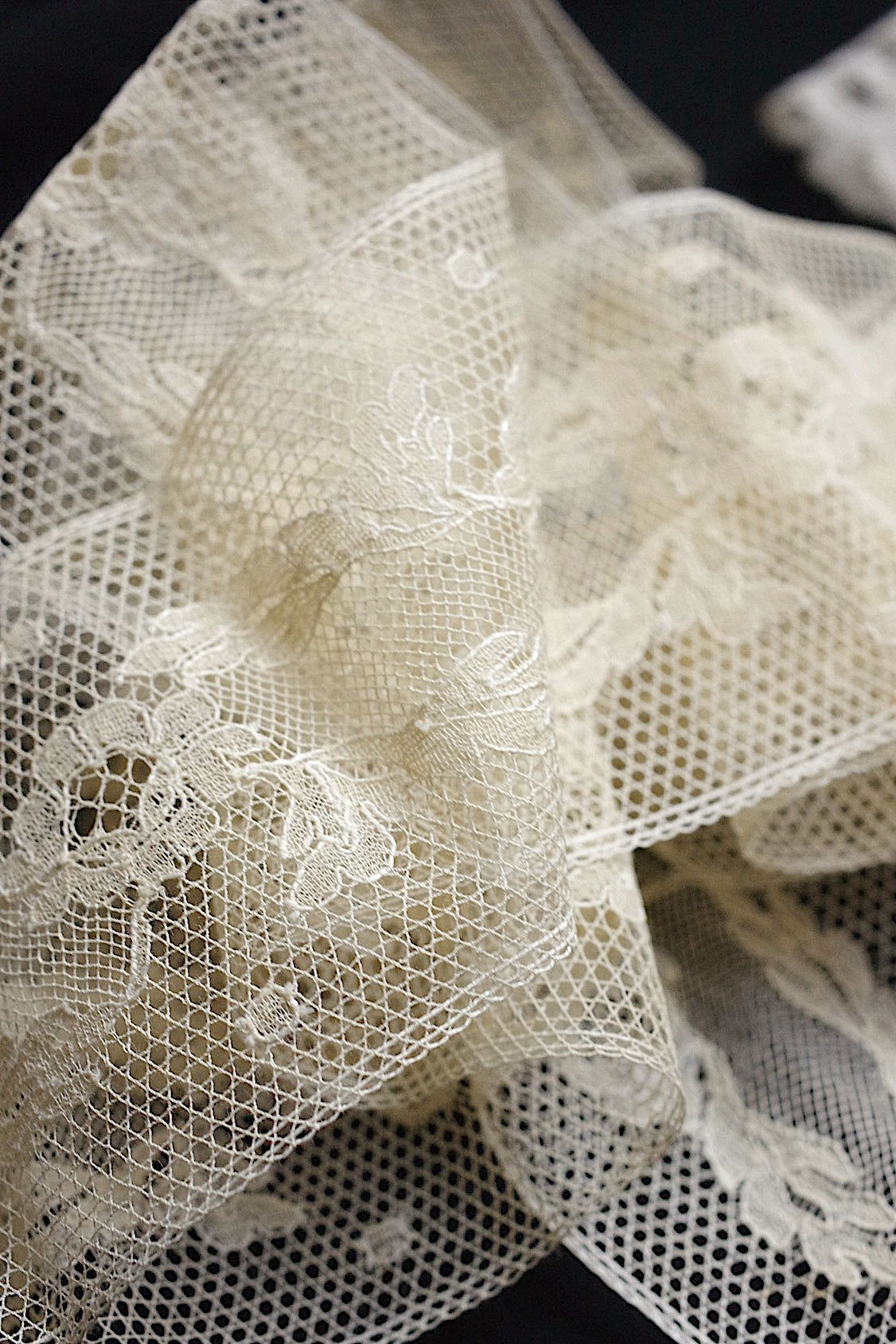 アンティークレース dentelle antique 133cm 200cm .FR a l'epoque