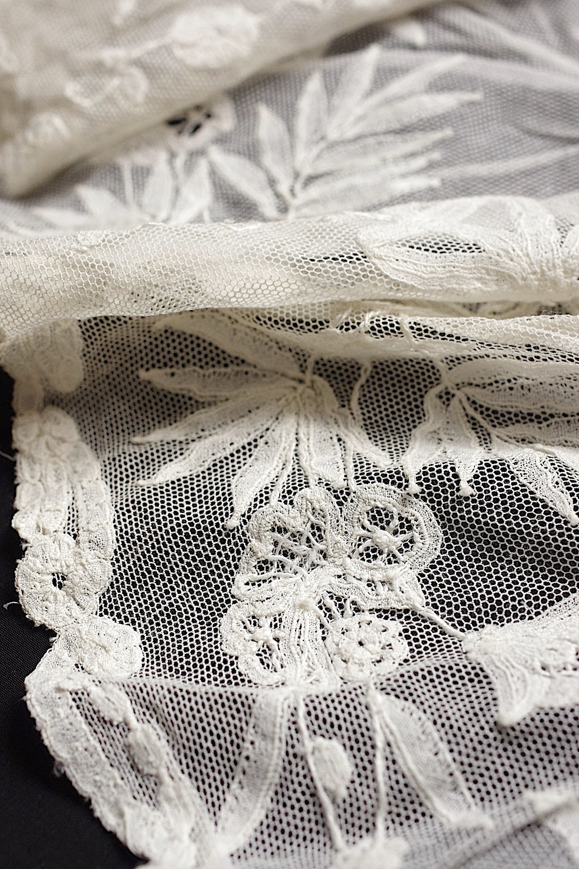 アンティークレース dentelle antique フリルつきハギレ .FR a l'epoque