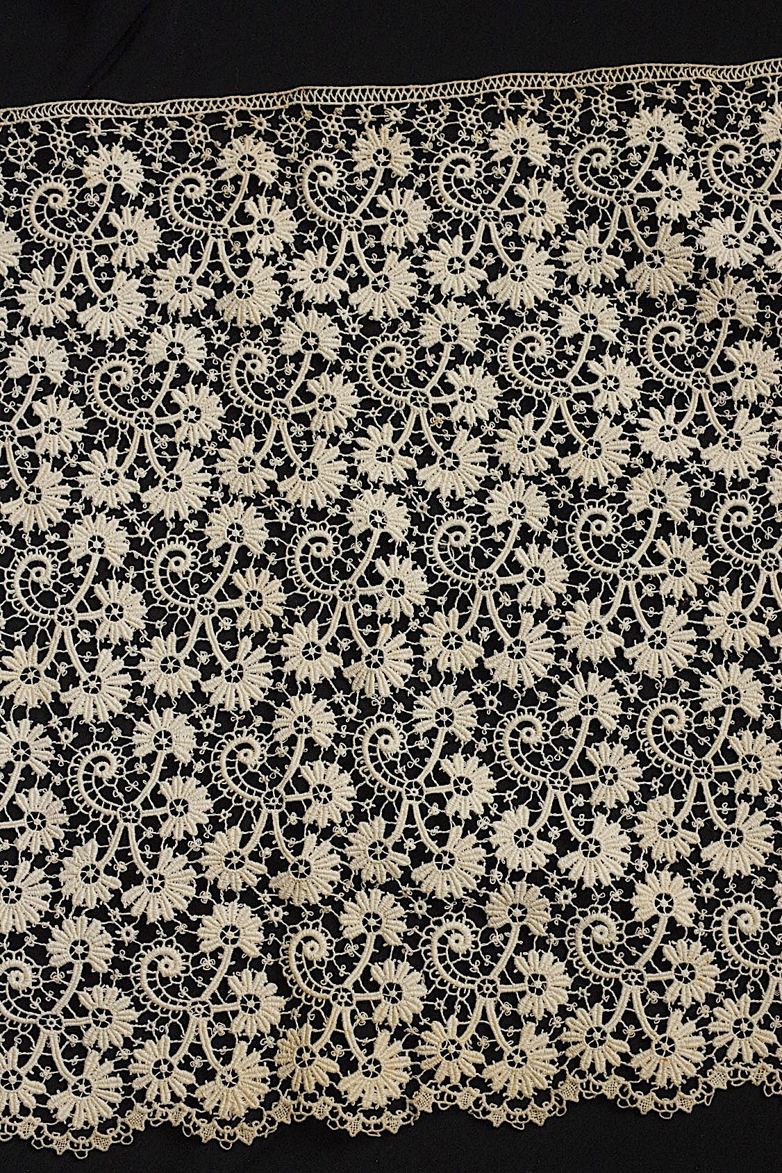 アンティークレース dentelle antique 183cm .FR a l'epoque