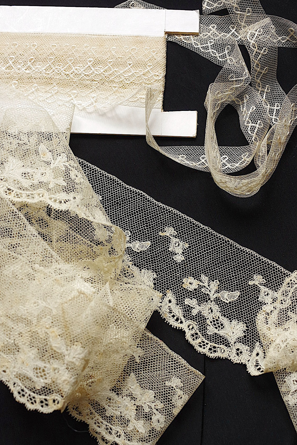 アンティークレース  dentelle antique  2種 .FR a l'epoque