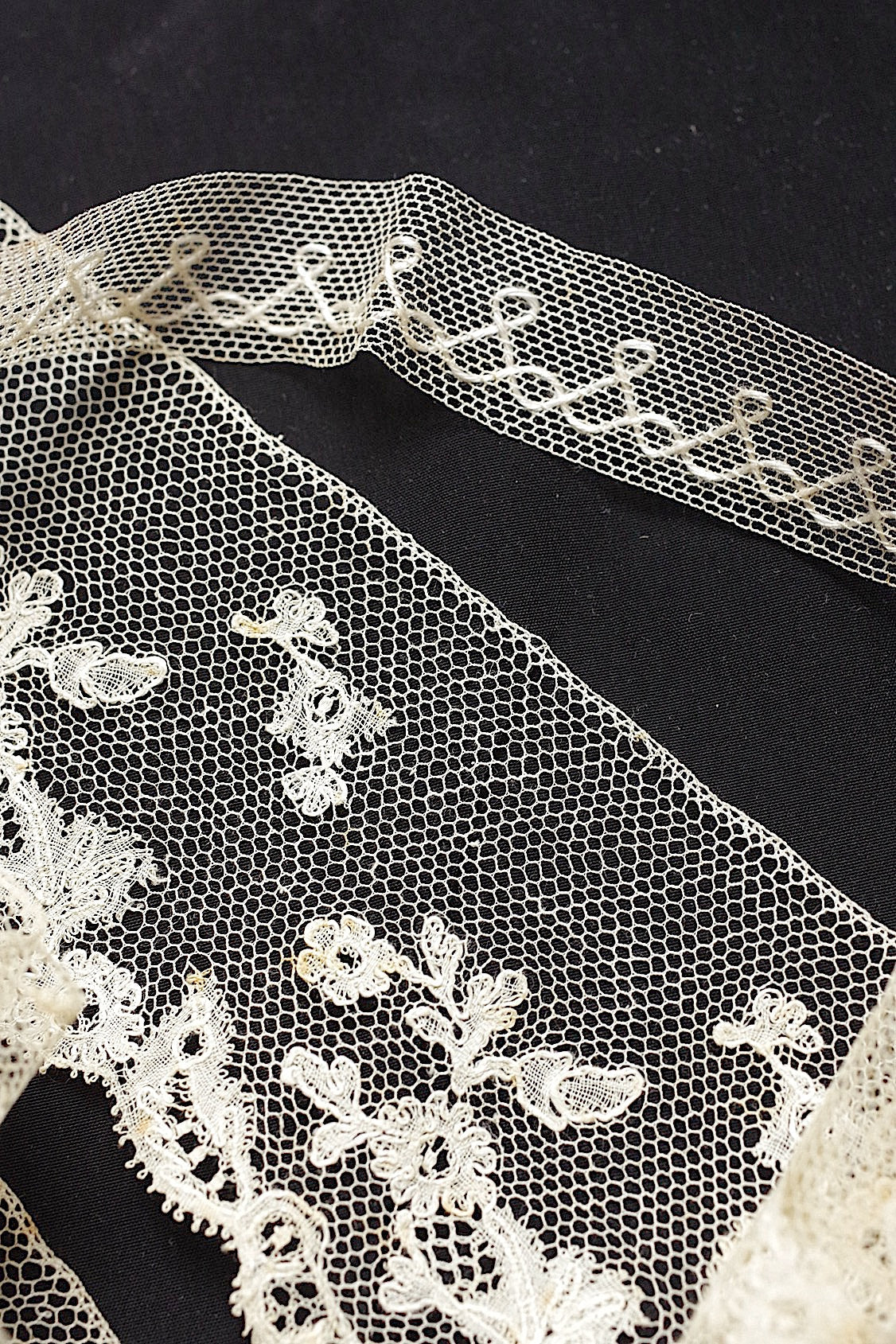 アンティークレース  dentelle antique  2種 .FR a l'epoque