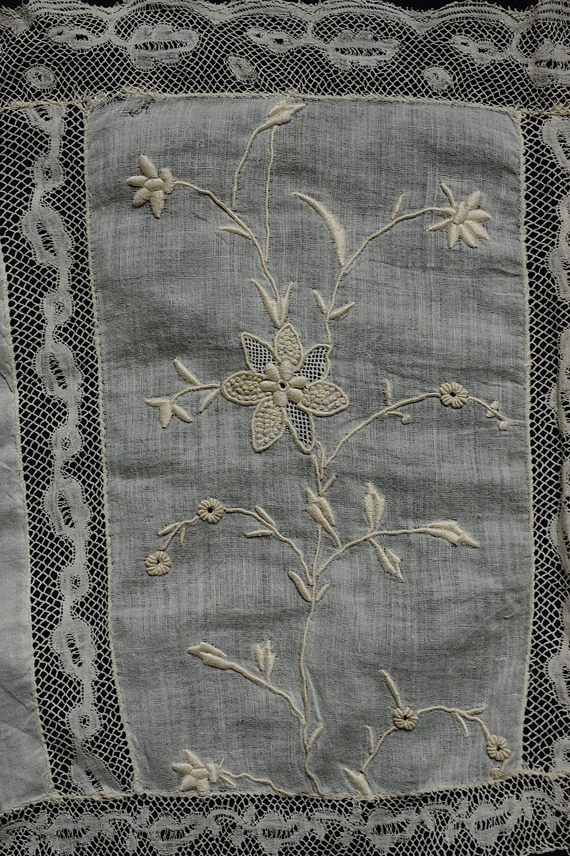 アンティークレース  dentelle antique  刺繍ハギレ .FR a l'epoque