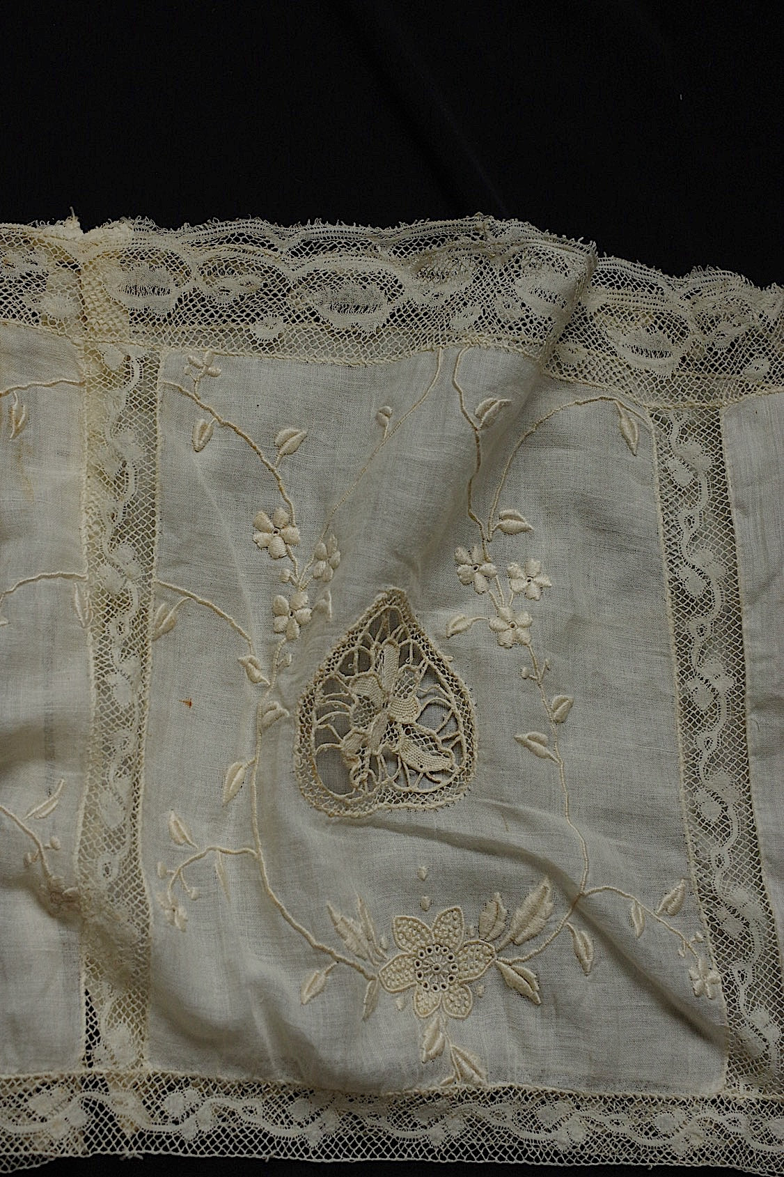 アンティークレース  dentelle antique  刺繍ハギレ .FR a l'epoque