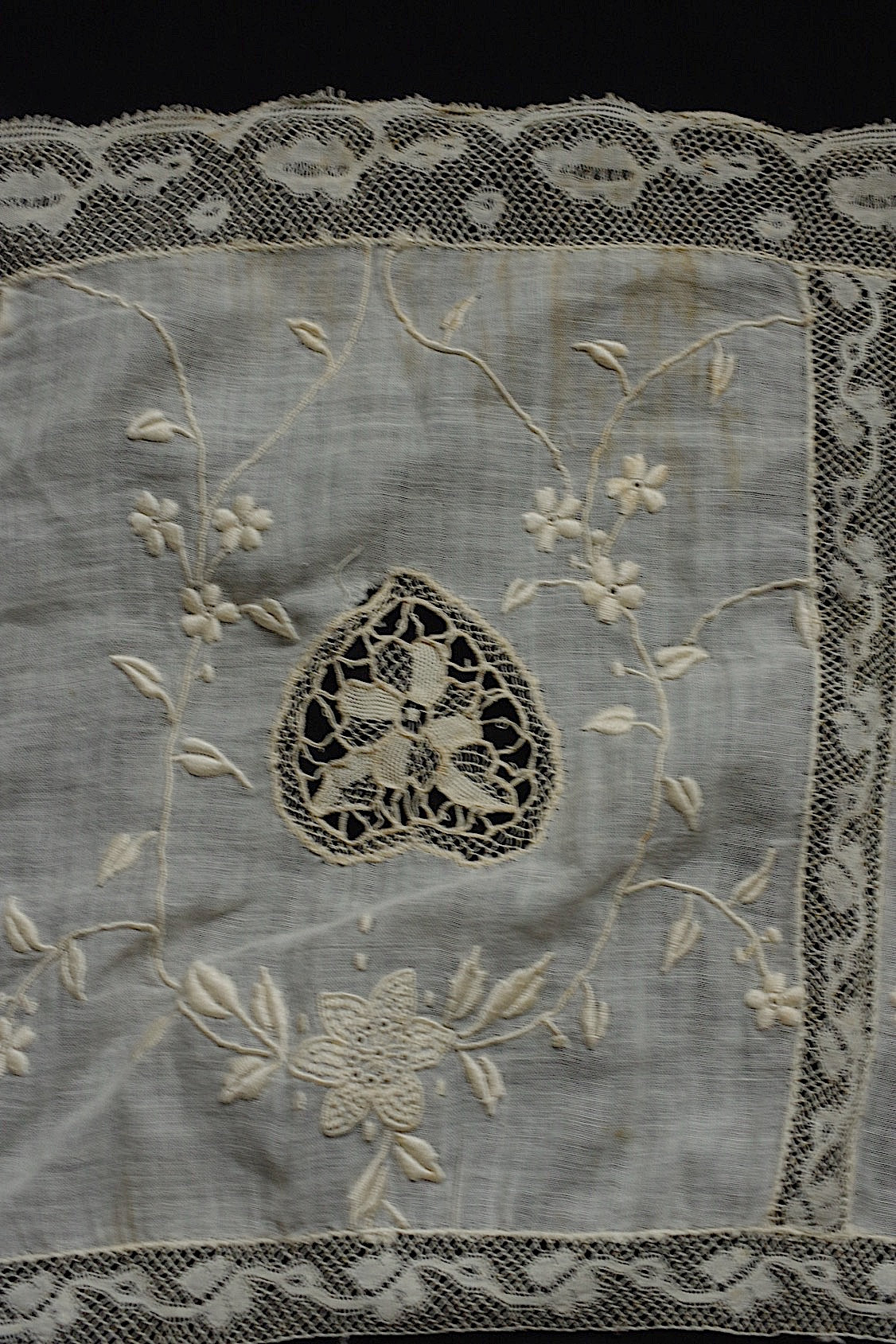 アンティークレース  dentelle antique  刺繍ハギレ .FR a l'epoque
