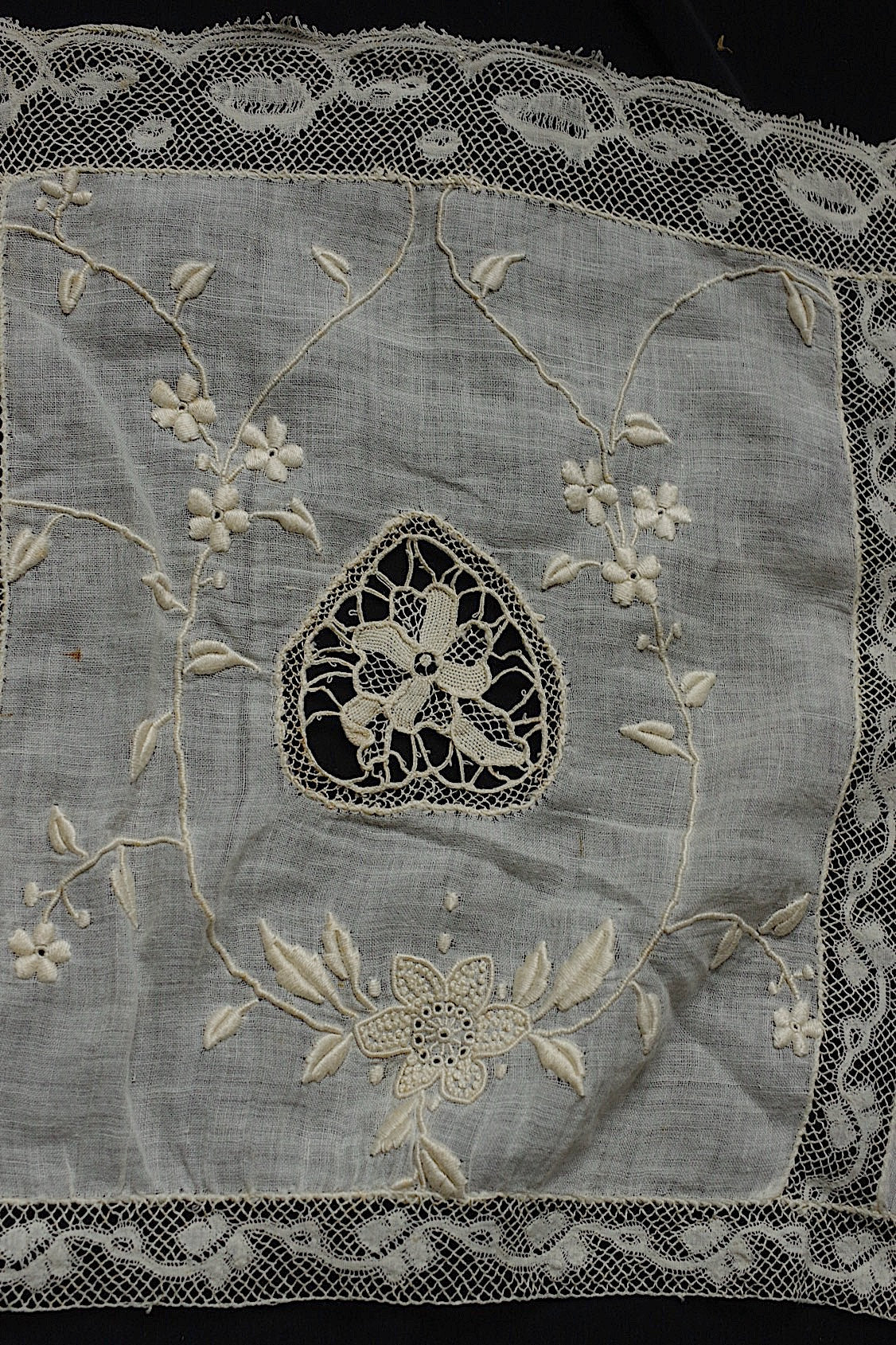 アンティークレース  dentelle antique  刺繍ハギレ .FR a l'epoque