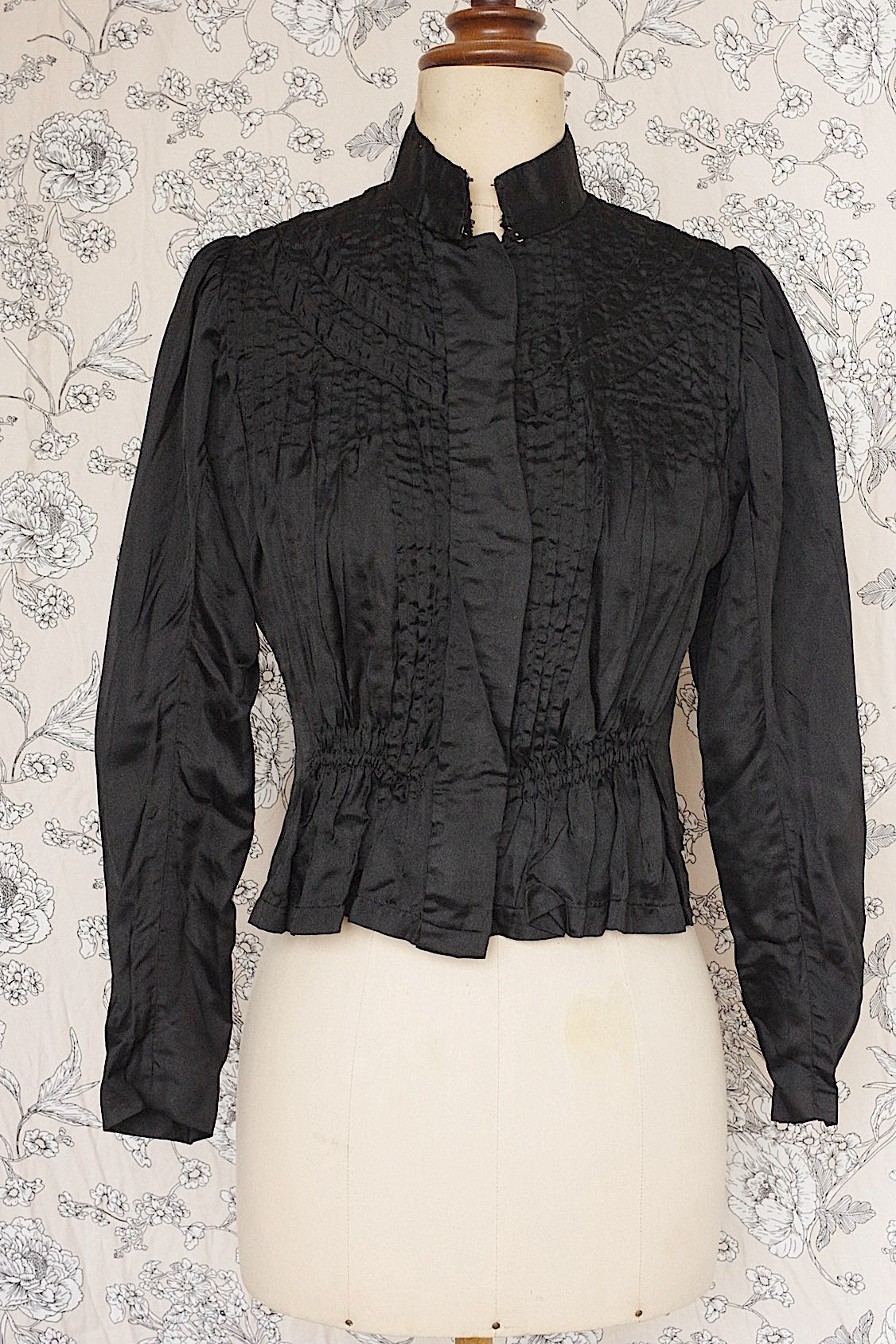 アンティークコサージュ  vêtement antique   .FR a l'epoque