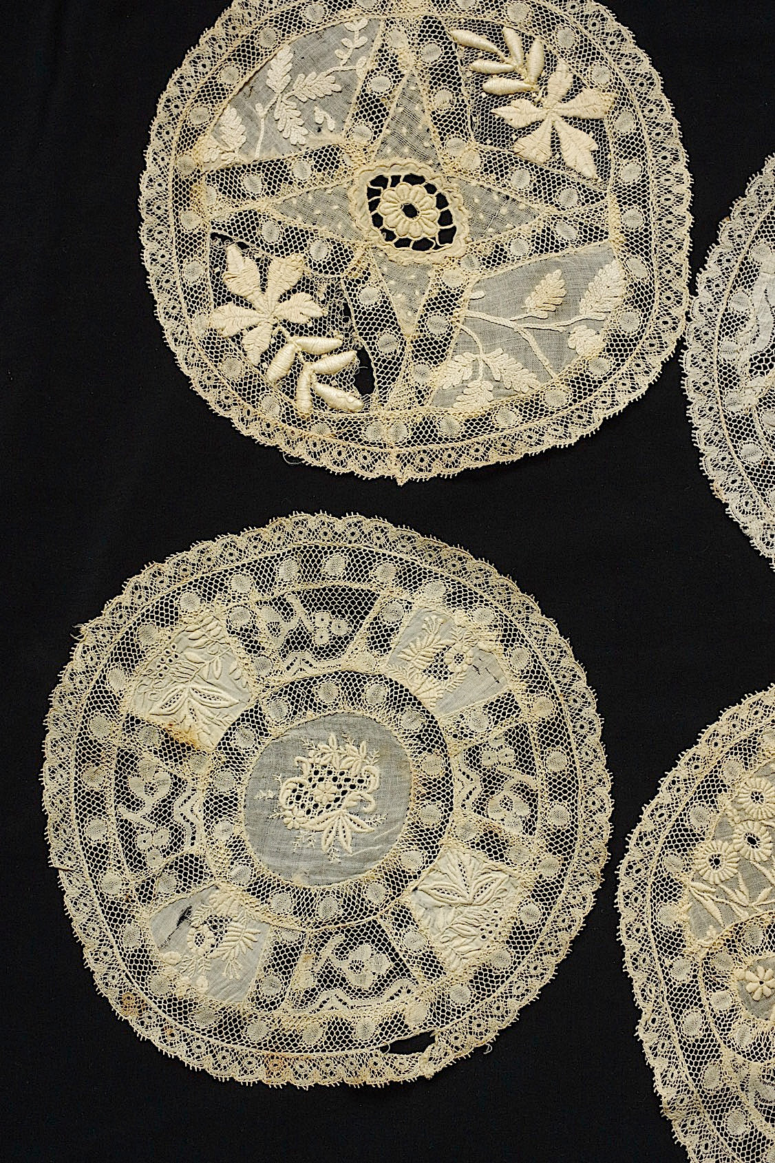 アンティークレース  dentelle antique  刺繍ドイリ .FR a l'epoque