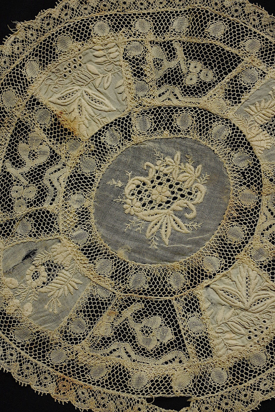 アンティークレース  dentelle antique  刺繍ドイリ .FR a l'epoque