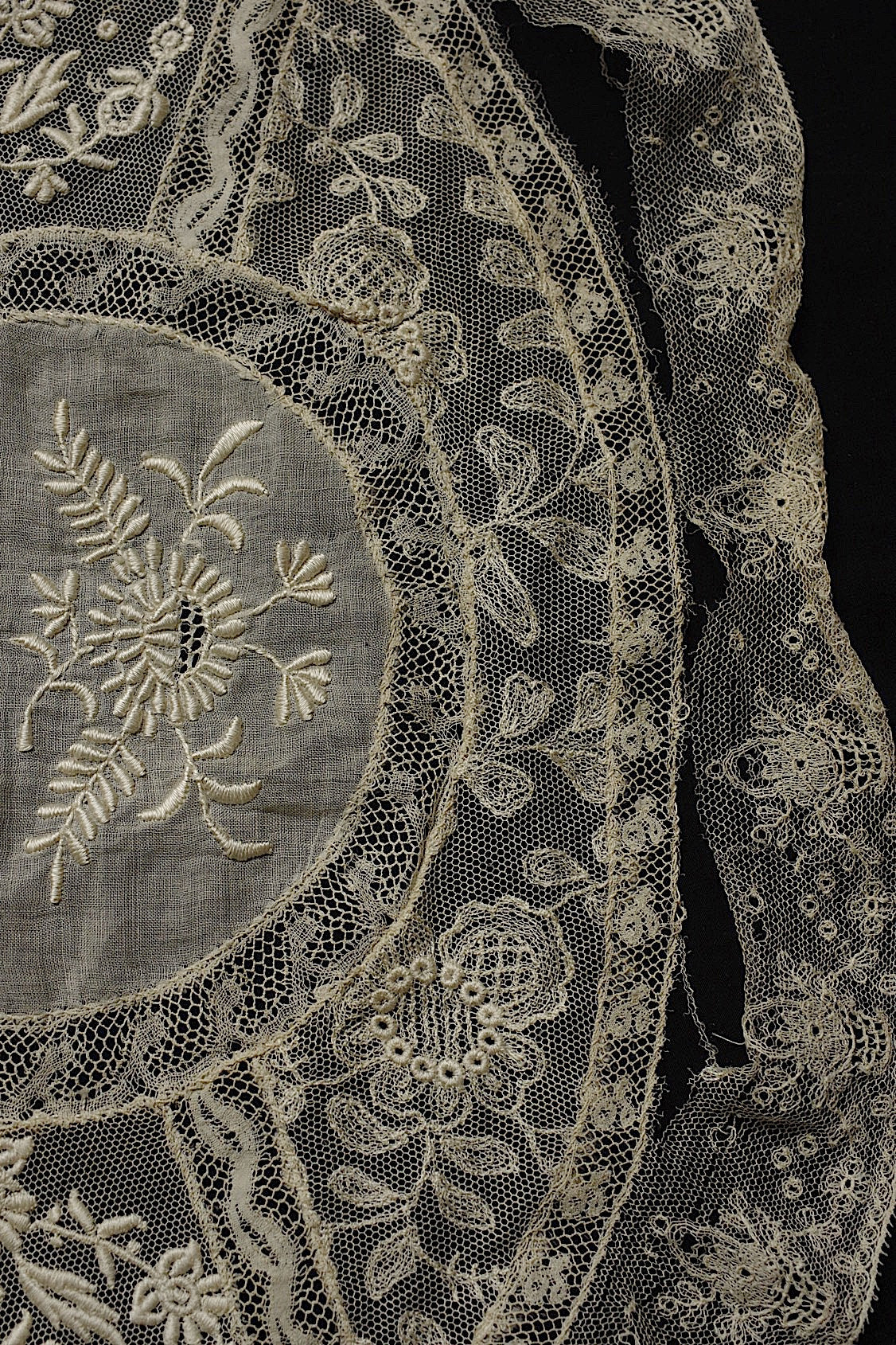 アンティークレース  dentelle antique  napperon 刺繍 .FR a l'epoque