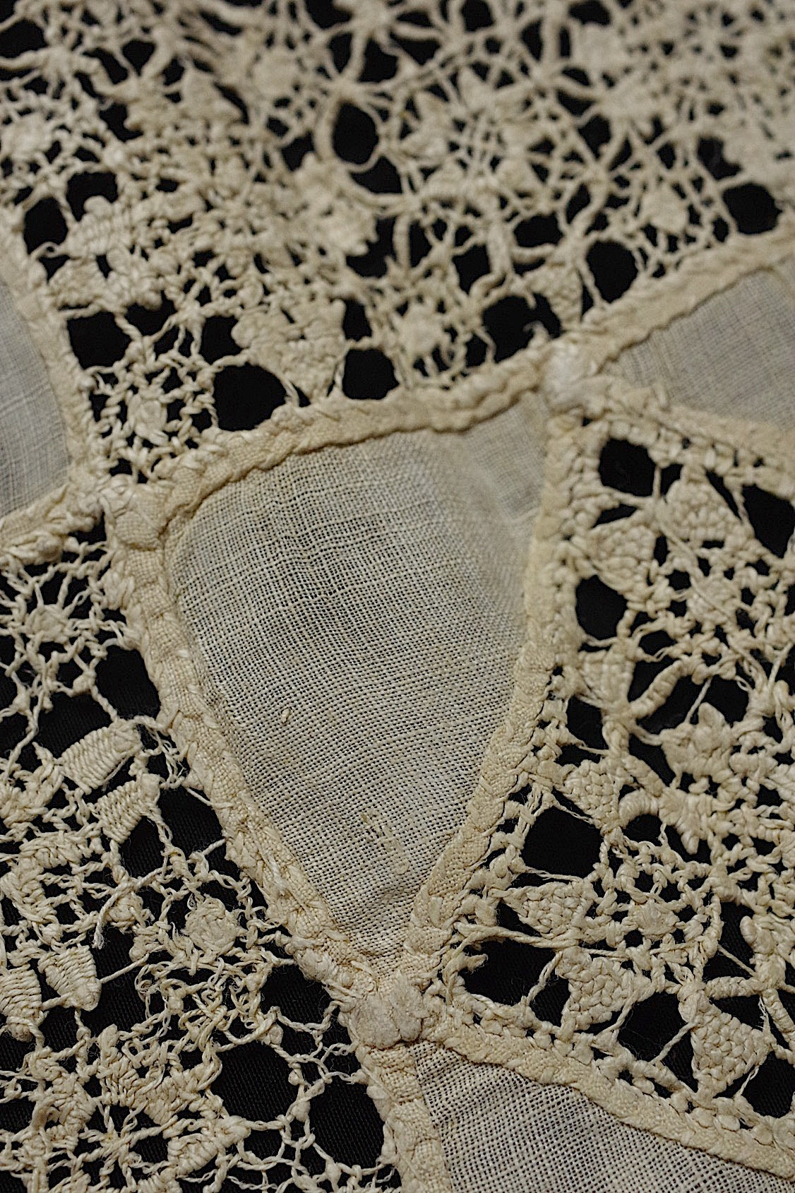 アンティークレース  dentelle antique  レティセラクロス .FR a l'epoque