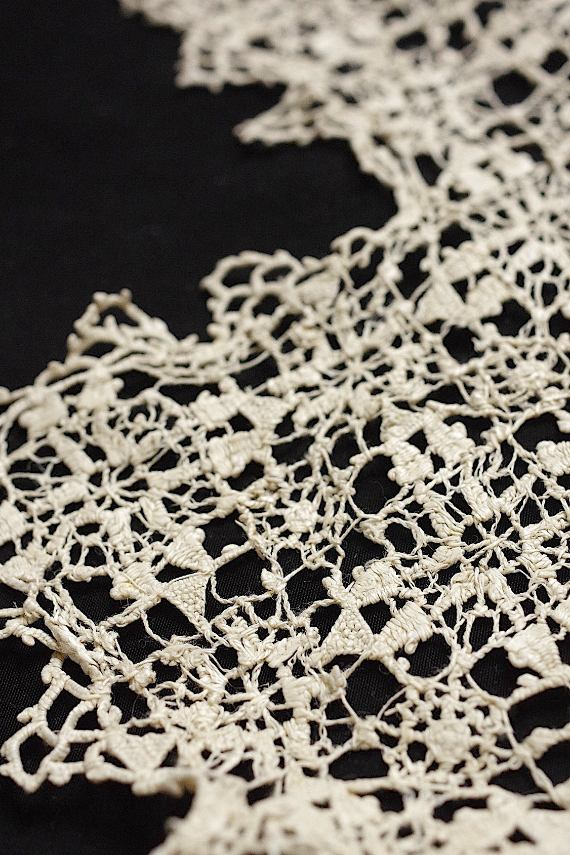 アンティークレース  dentelle antique  レティセラクロス .FR a l'epoque