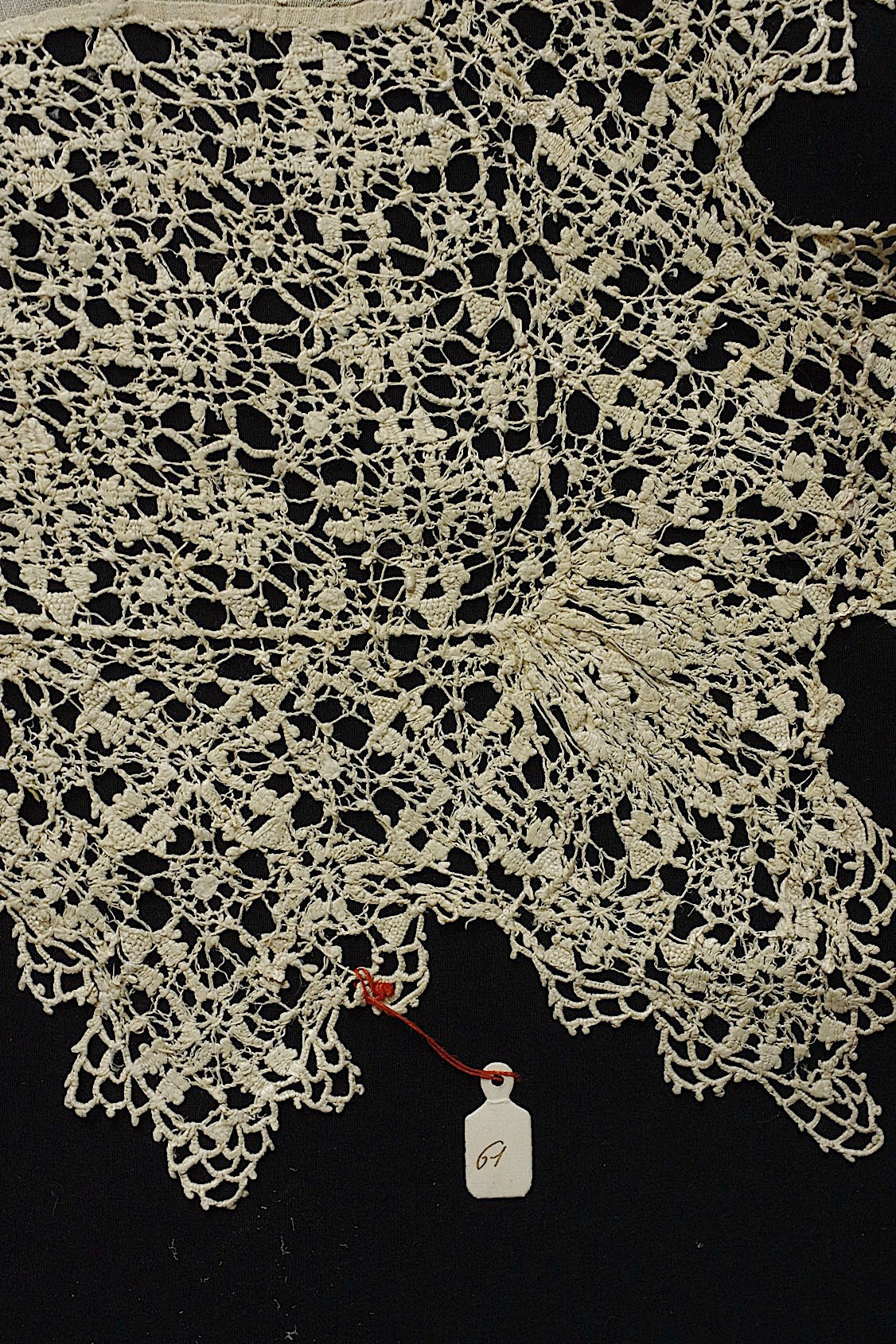 アンティークレース  dentelle antique  レティセラクロス .FR a l'epoque