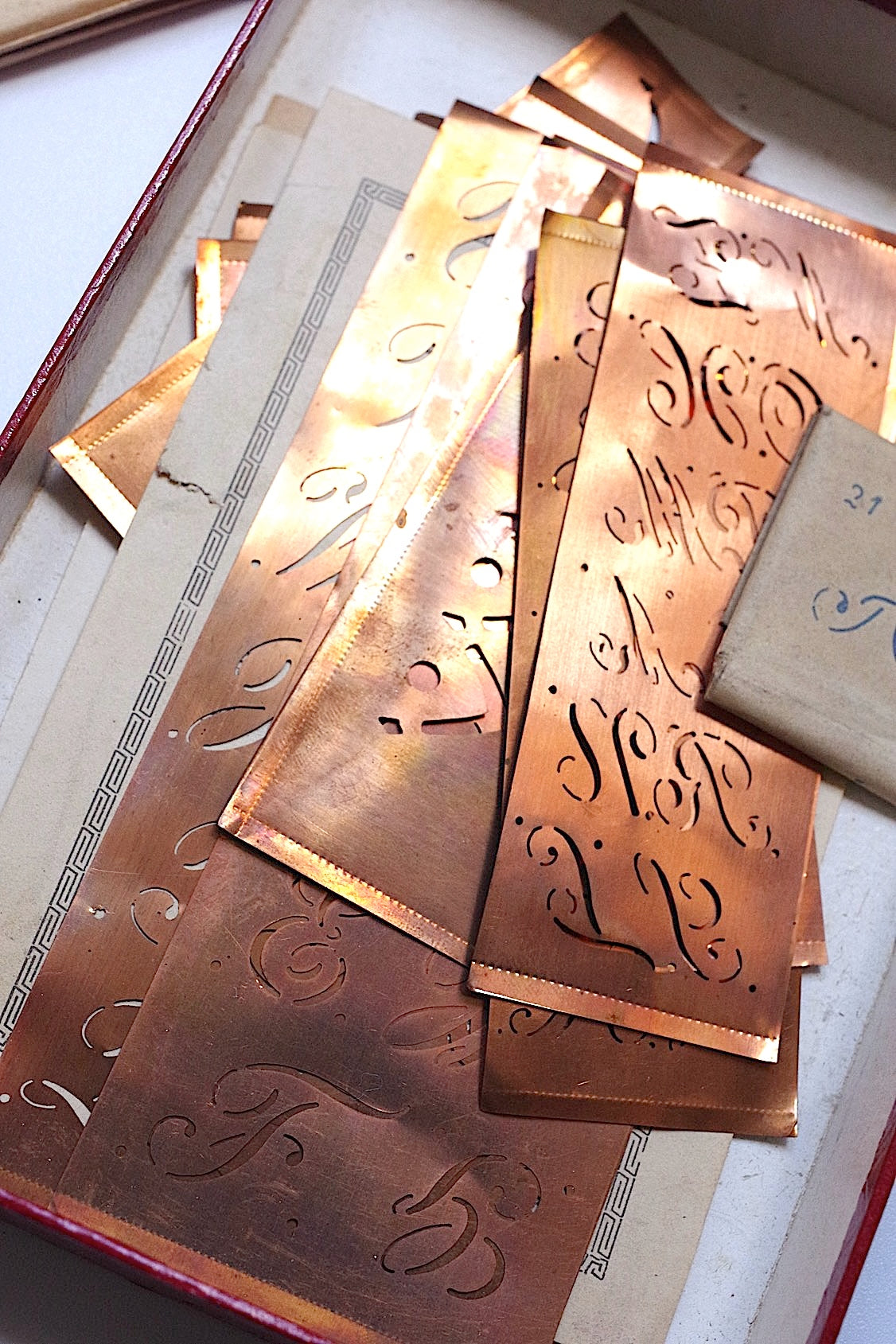 アンティークイニシャル  patrins  antique .FR a l'epoque