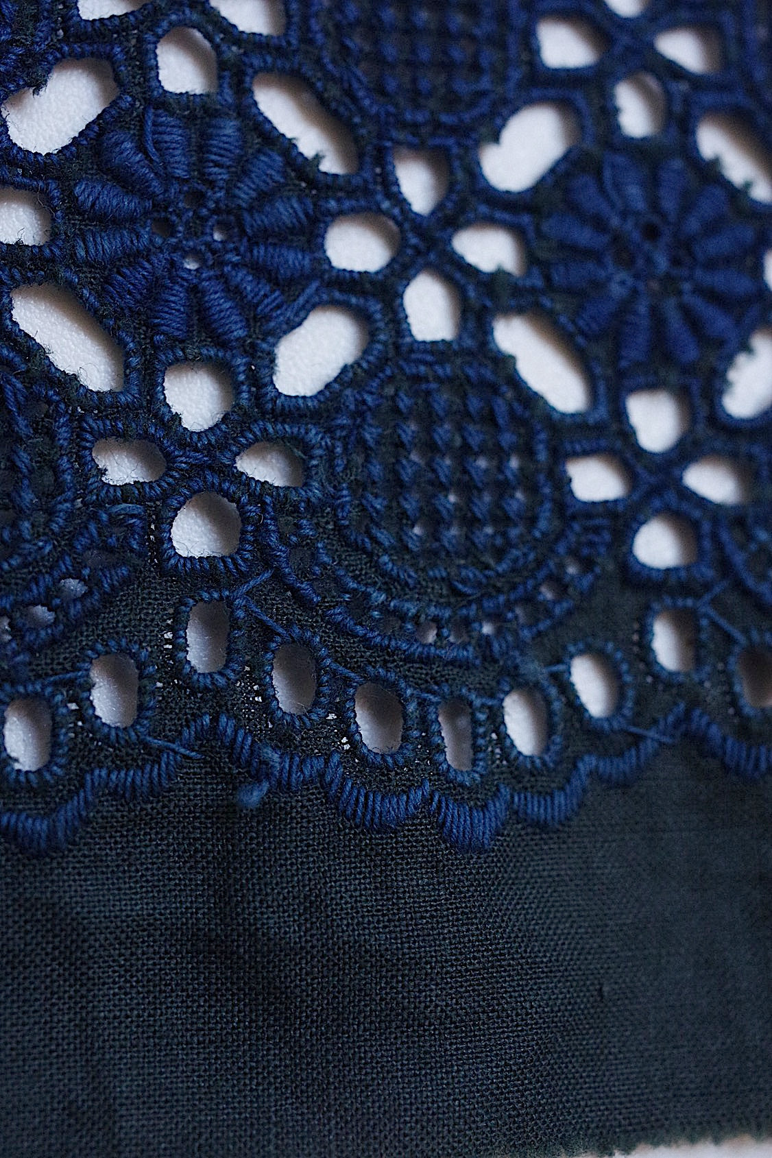 アンティークレース  dentelle antique  カットワークインディゴ .FR a l'epoque