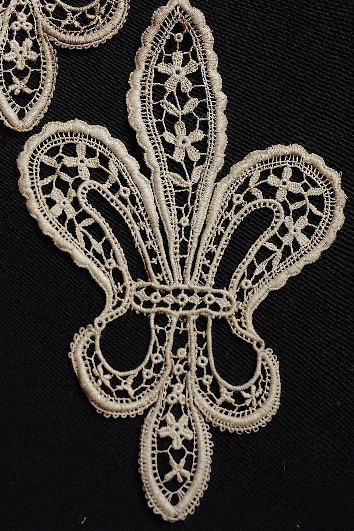 アンティークレース  dentelle antique  モチーフ百合マーク .FR a l'epoque