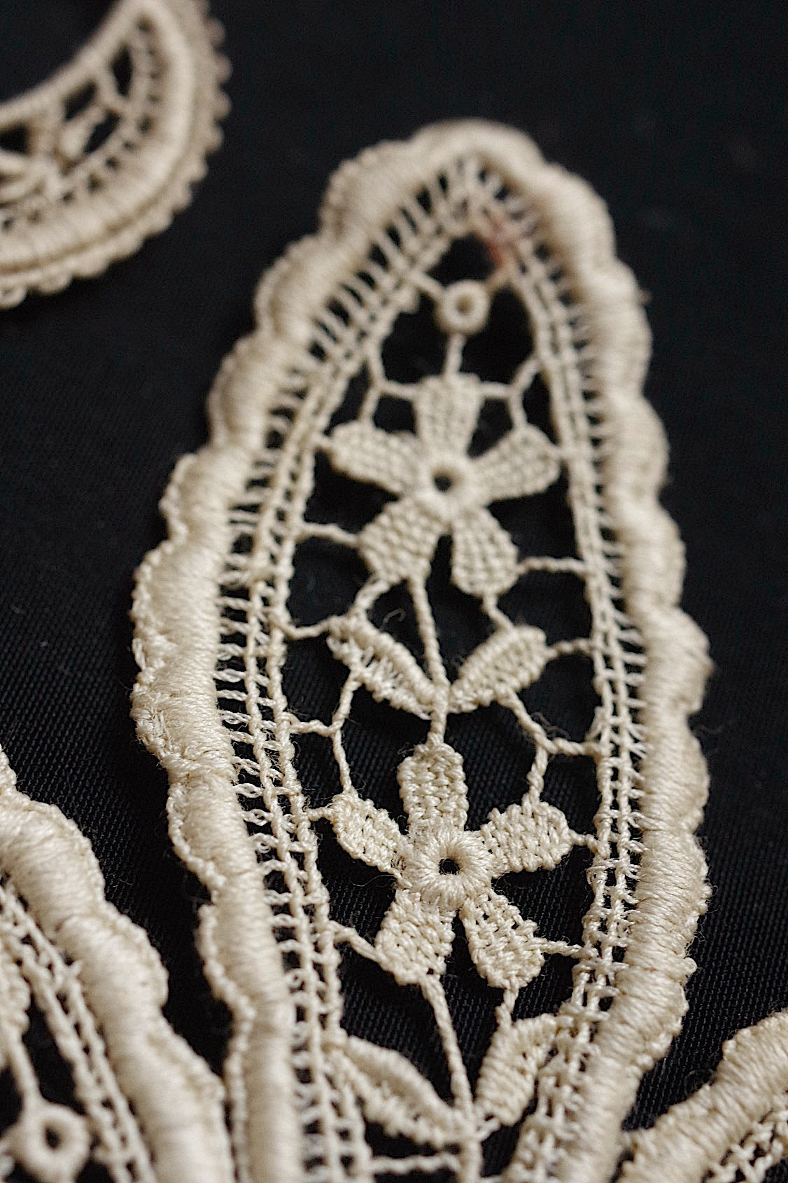 アンティークレース dentelle antique モチーフ百合マーク .FR a l'epoque