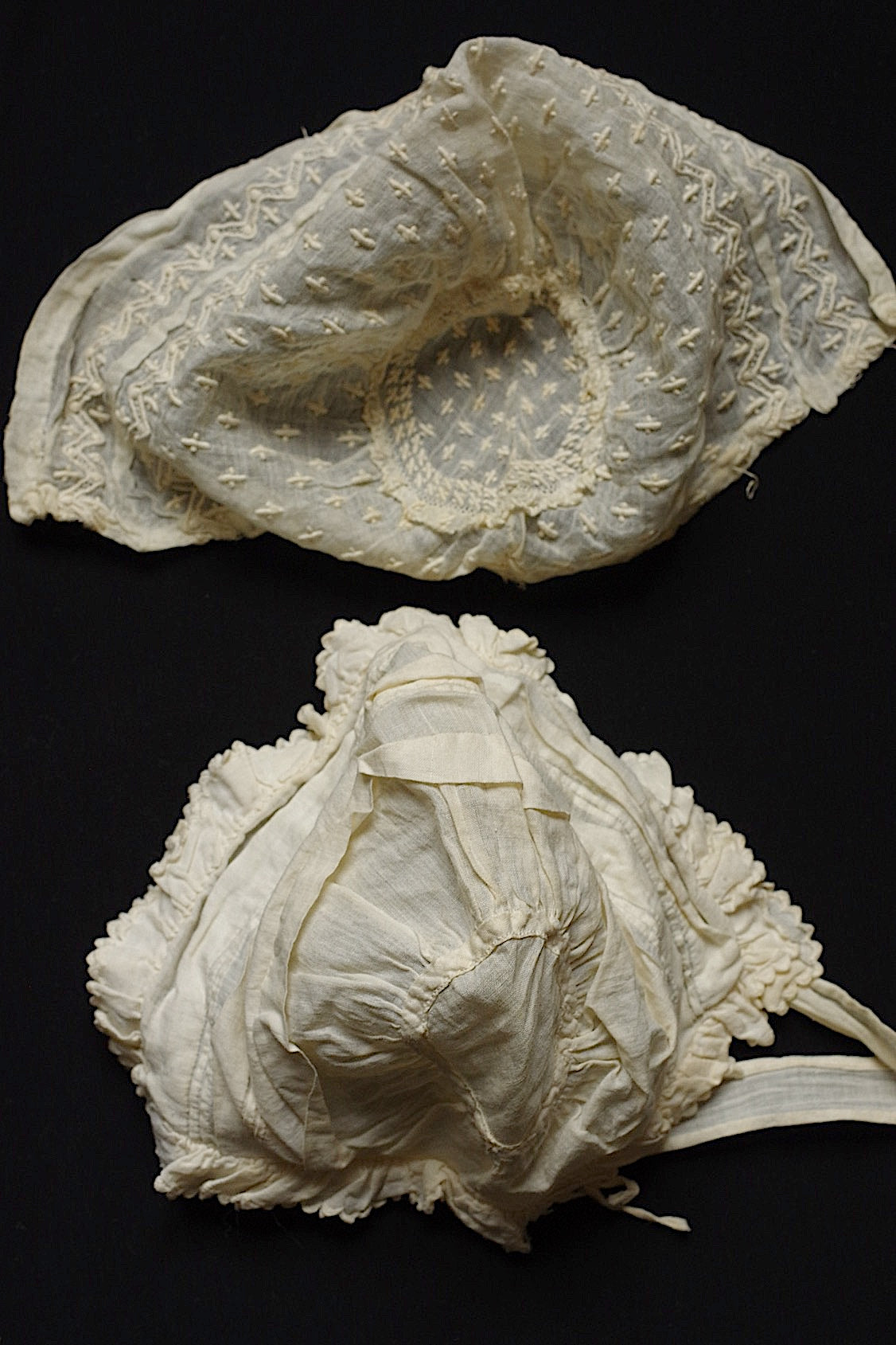 アンティークレース dentelle antique 小さなボネ2つ .FR a l'epoque