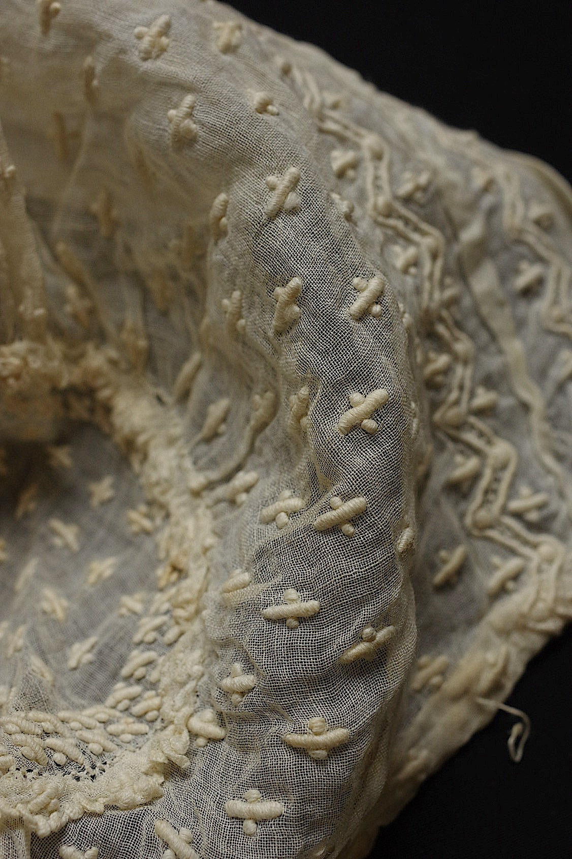 アンティークレース dentelle antique 小さなボネ2つ .FR a l'epoque