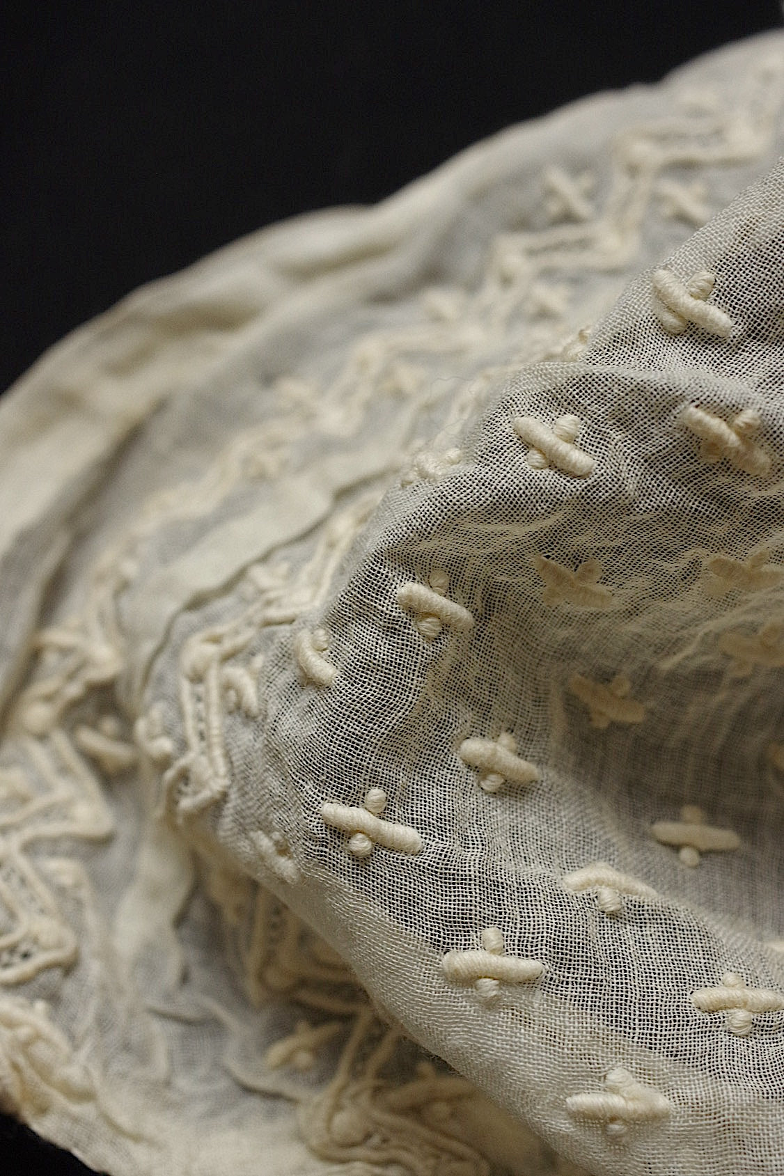 アンティークレース dentelle antique 小さなボネ2つ .FR a l'epoque