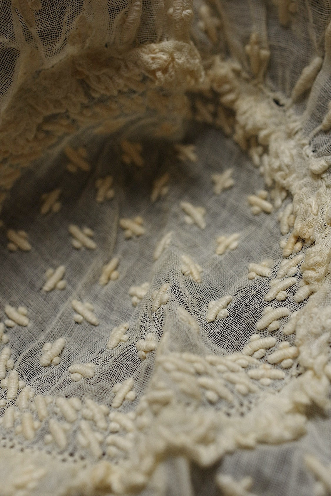 アンティークレース dentelle antique 小さなボネ2つ .FR a l'epoque