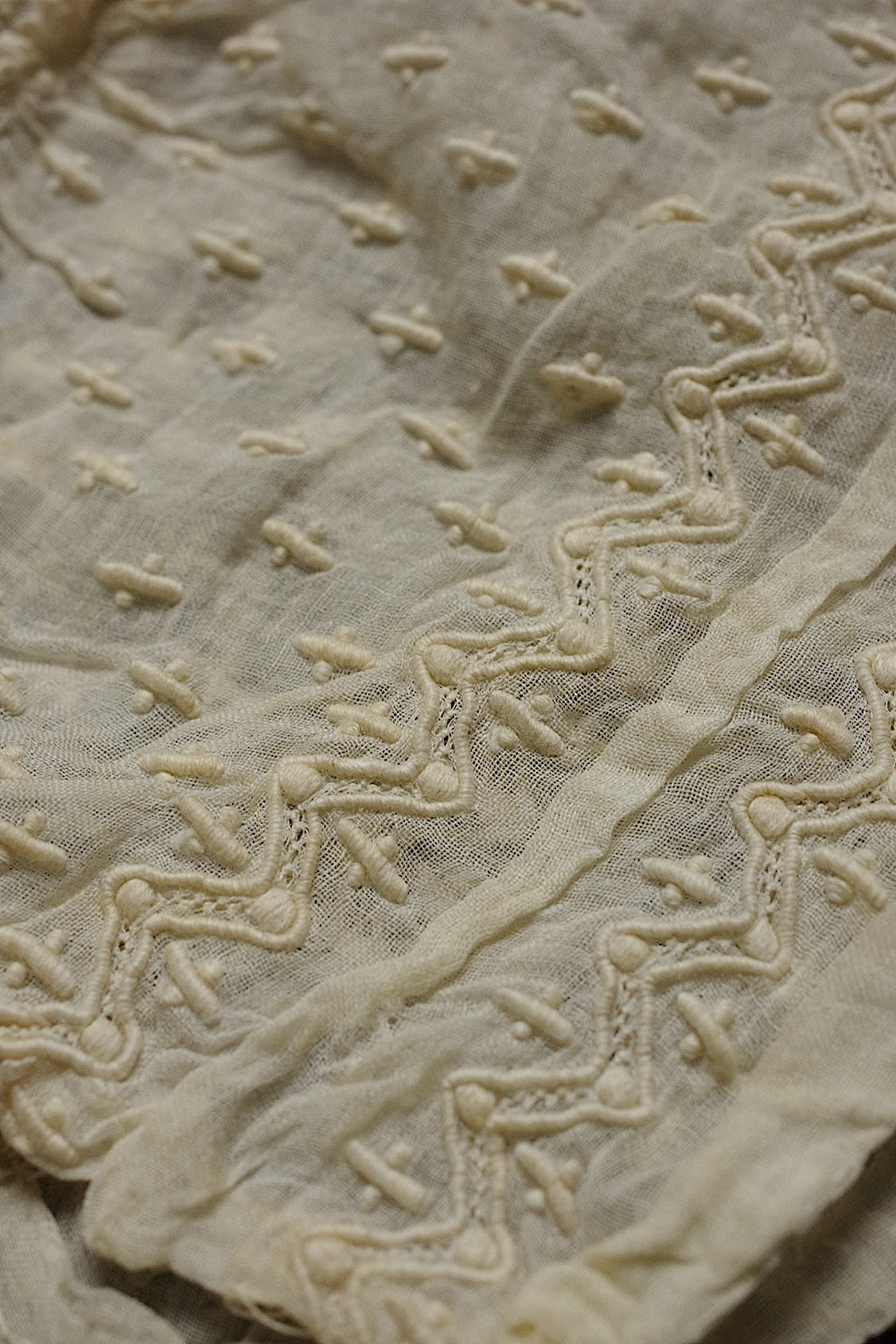 アンティークレース dentelle antique 小さなボネ2つ .FR a l'epoque