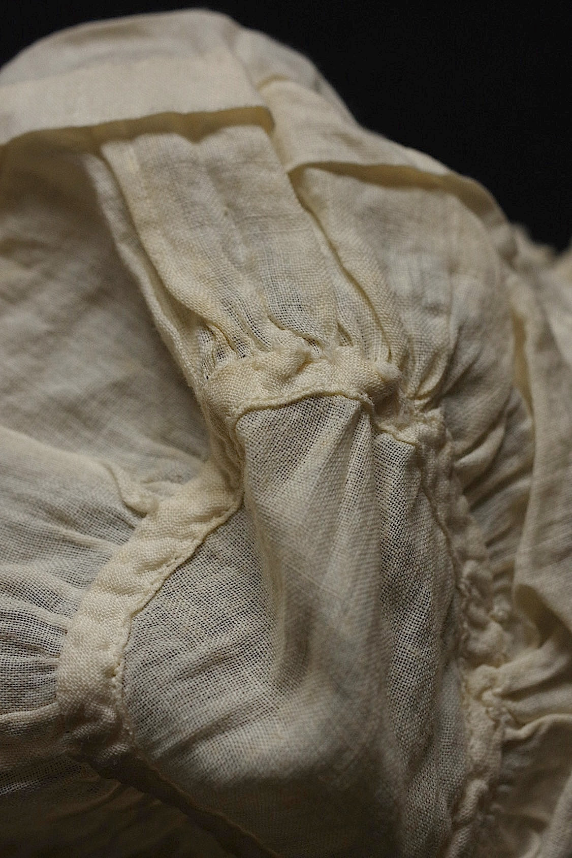 アンティークレース dentelle antique 小さなボネ2つ .FR a l'epoque