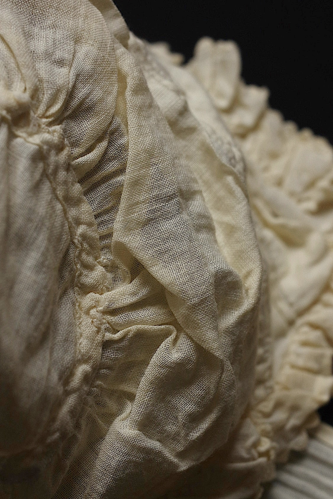 アンティークレース dentelle antique 小さなボネ2つ .FR a l'epoque