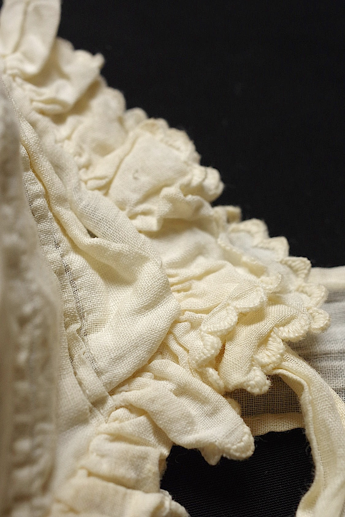 アンティークレース dentelle antique 小さなボネ2つ .FR a l'epoque