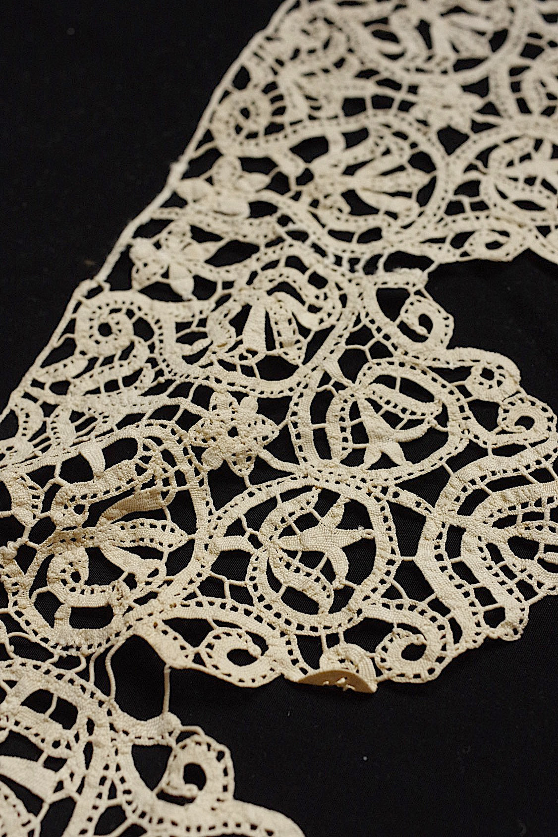 アンティークレース dentelle antique 357cm 55cm .FR a l'epoque