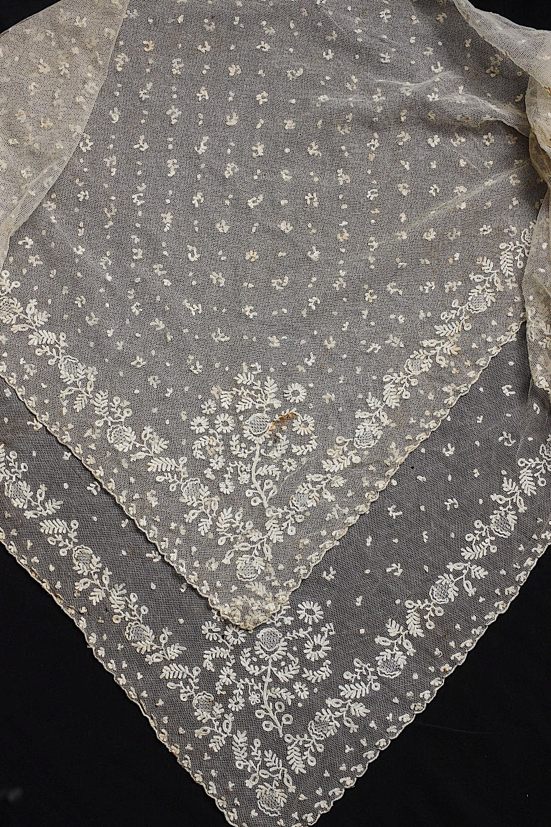 アンティークレース dentelle antique fichu .FR a l'epoque