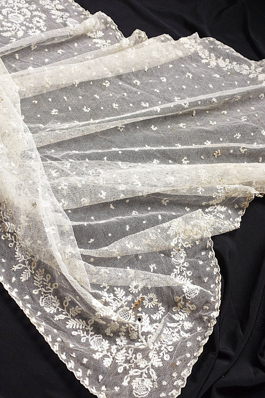 アンティークレース dentelle antique fichu .FR a l'epoque