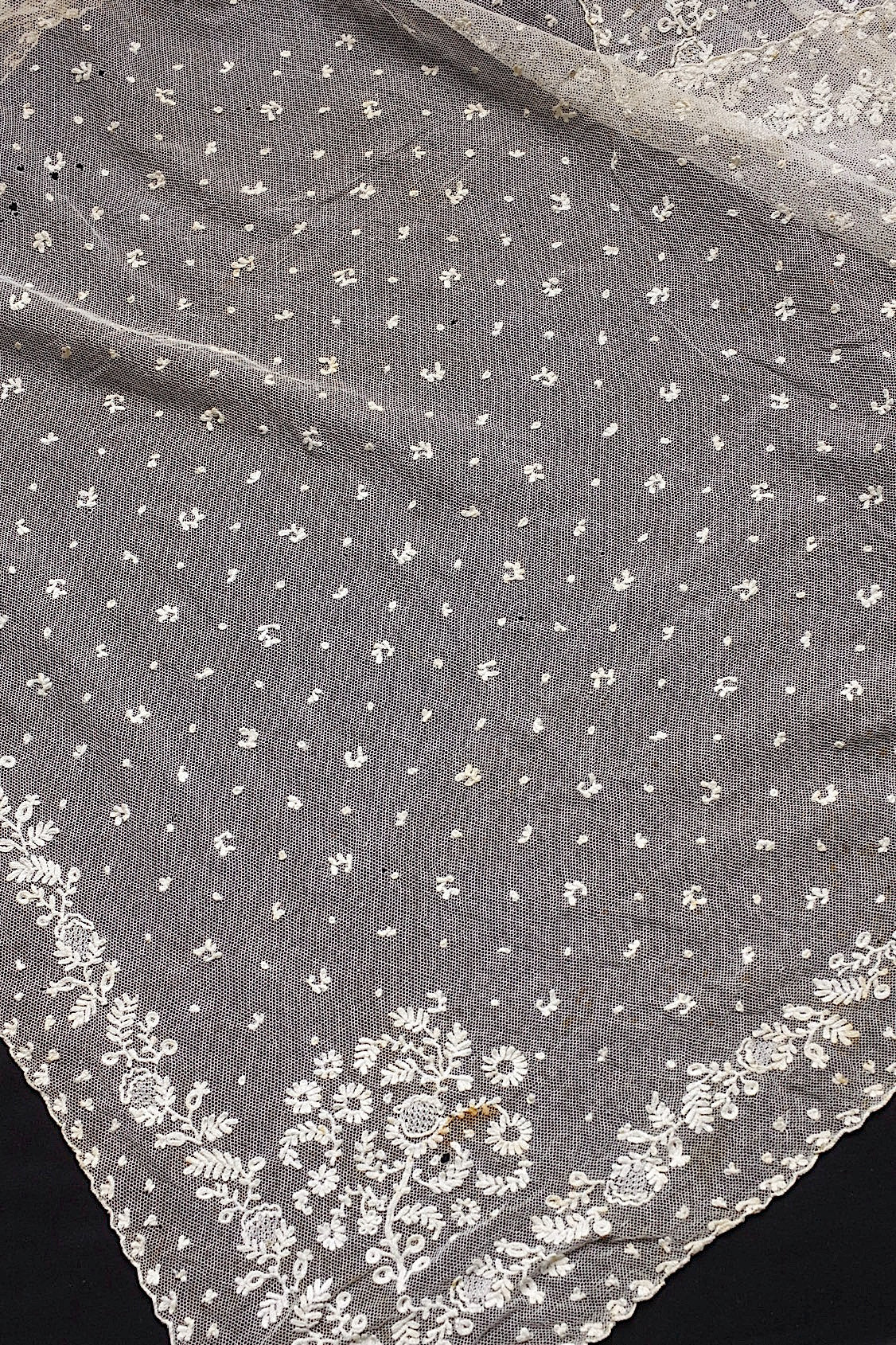 アンティークレース dentelle antique fichu .FR a l'epoque