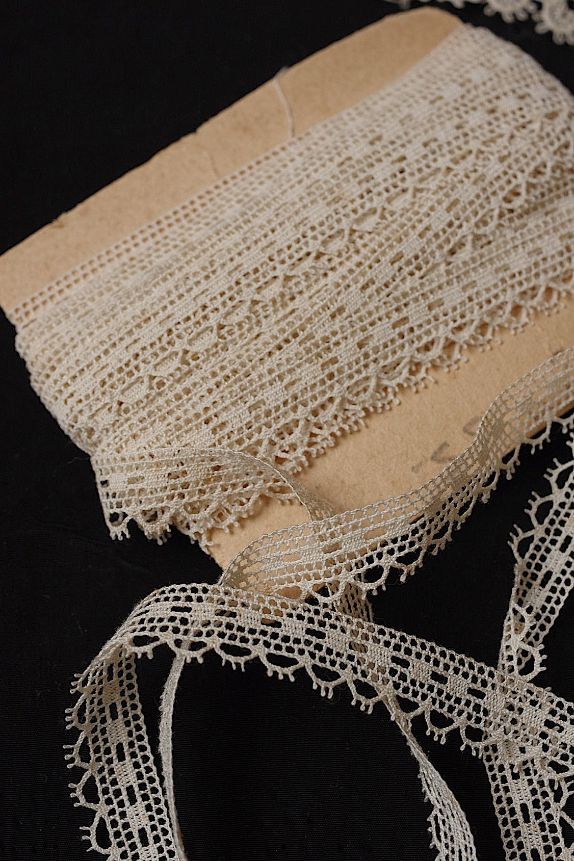 アンティークレース dentelle antique 80cm 880cm .FR a l'epoque