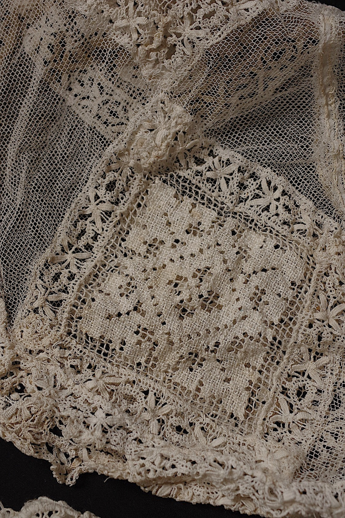 アンティークレース dentelle antique ボネ2つ .FR a l'epoque