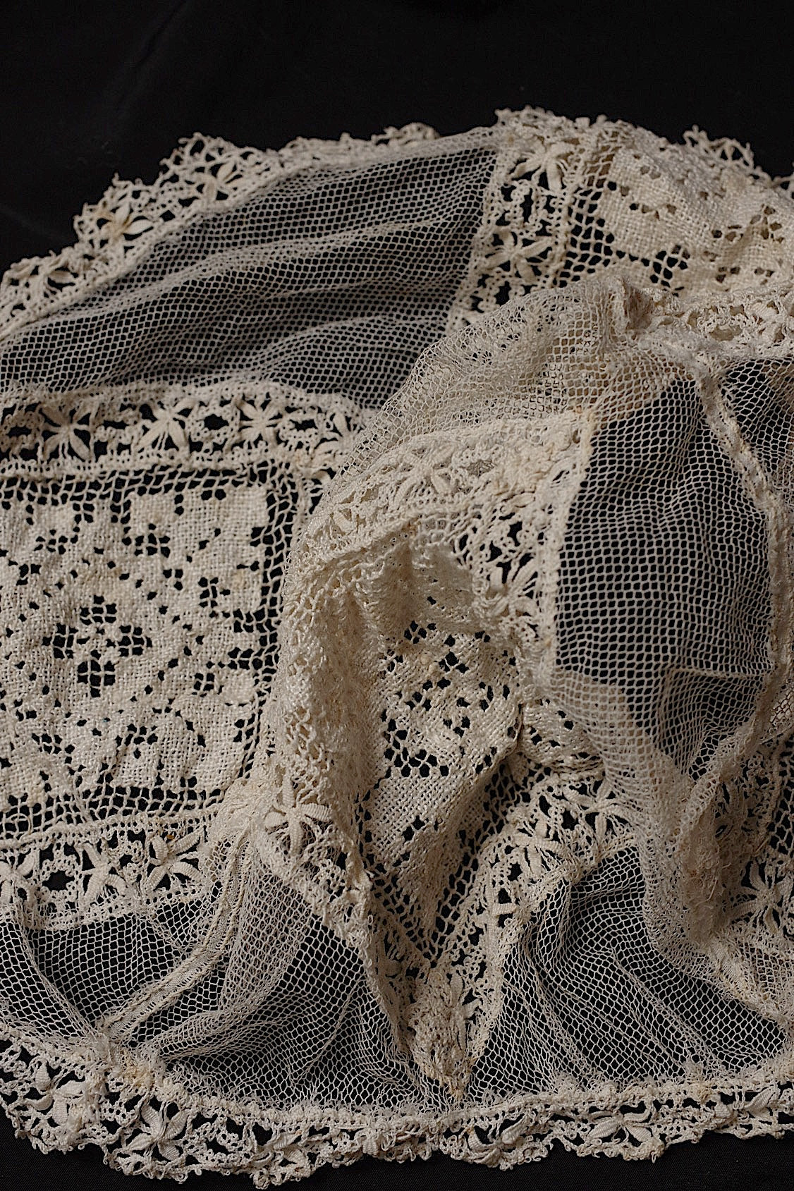 アンティークレース dentelle antique ボネ2つ .FR a l'epoque