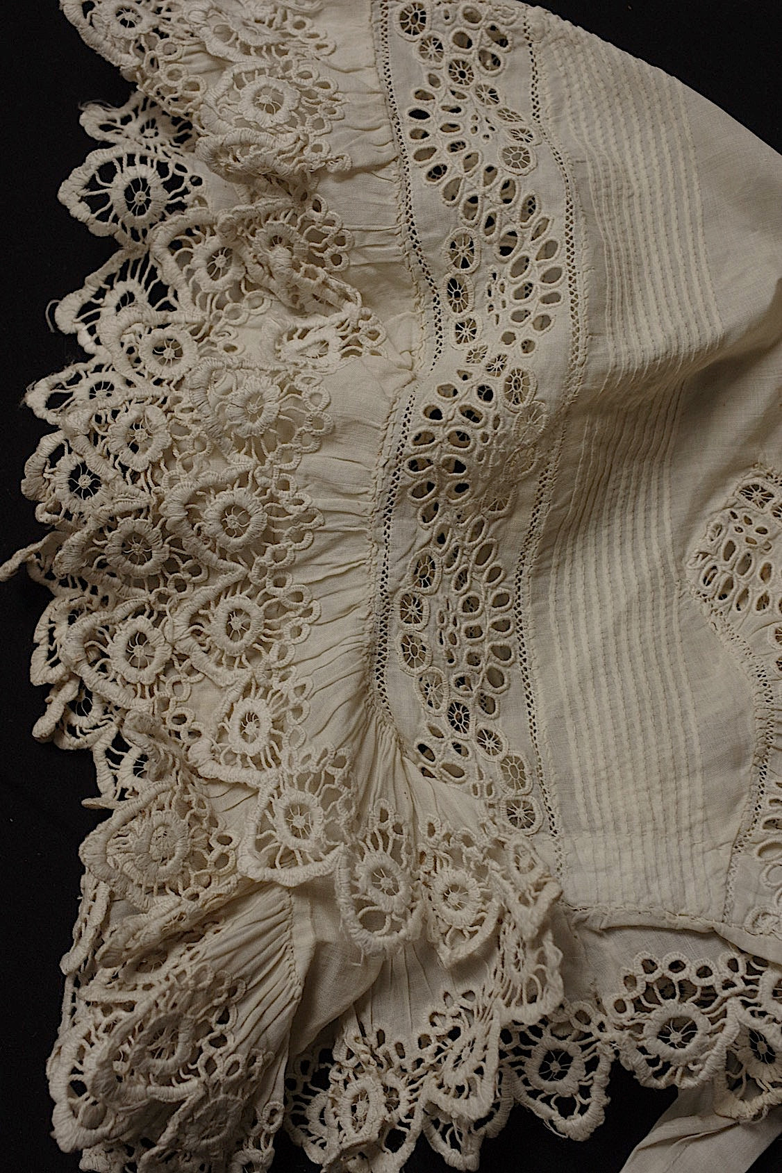 アンティークレース dentelle antique ボネ2つ .FR a l'epoque