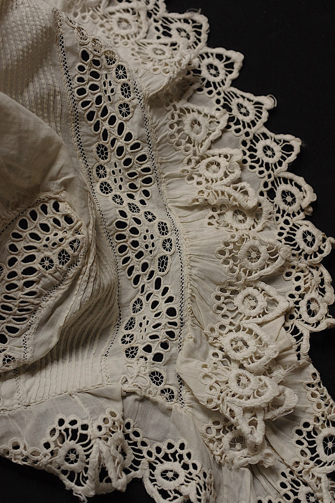 アンティークレース dentelle antique ボネ2つ .FR a l'epoque