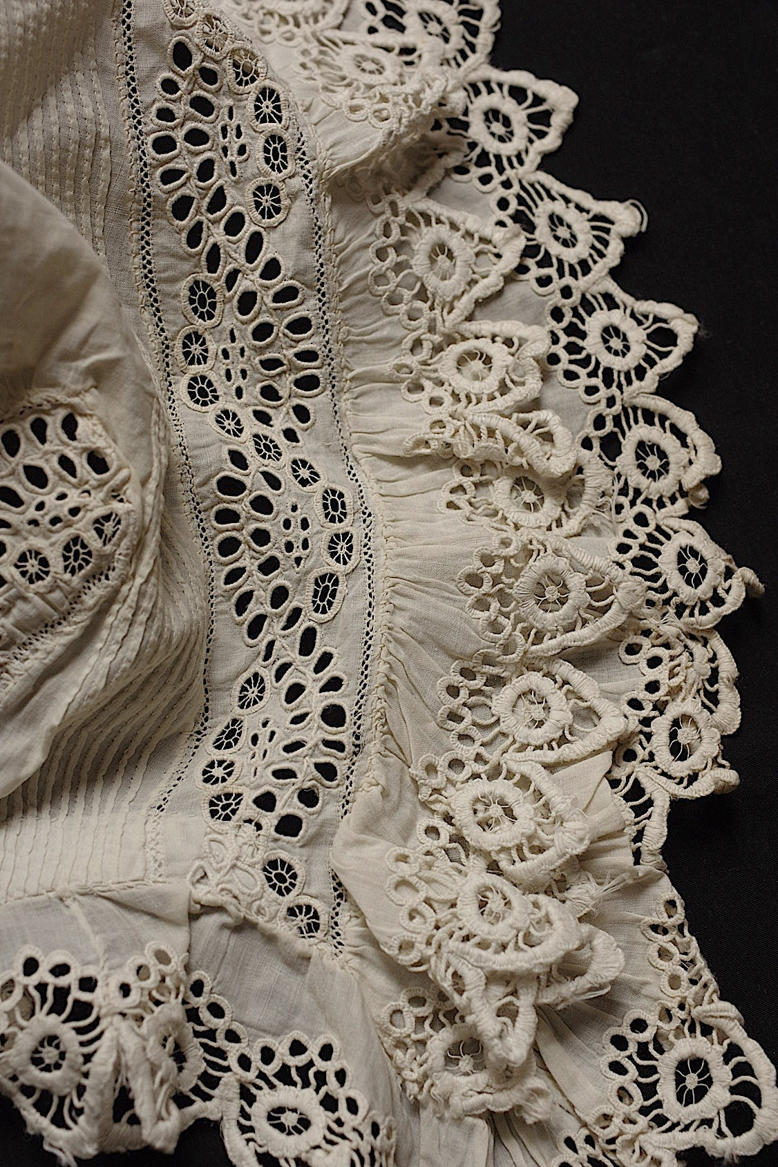 アンティークレース dentelle antique ボネ2つ .FR a l'epoque