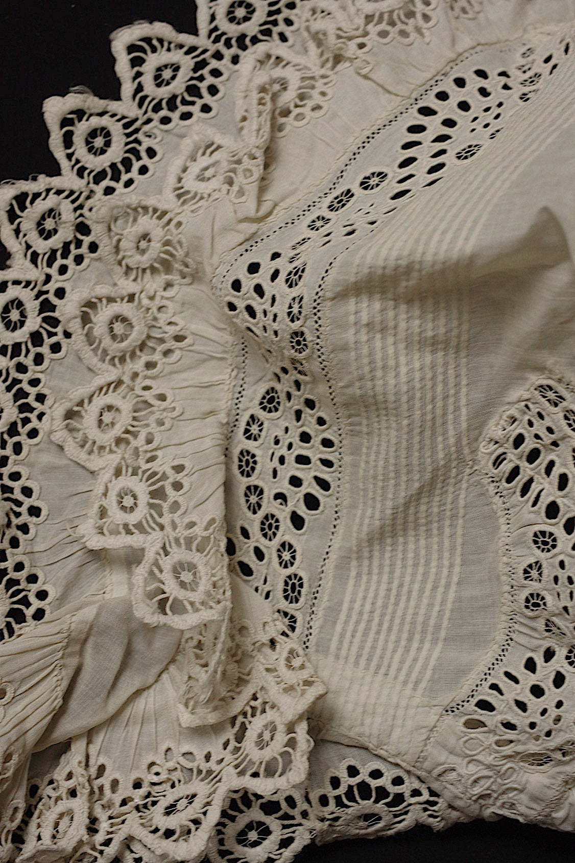 アンティークレース dentelle antique ボネ2つ .FR a l'epoque