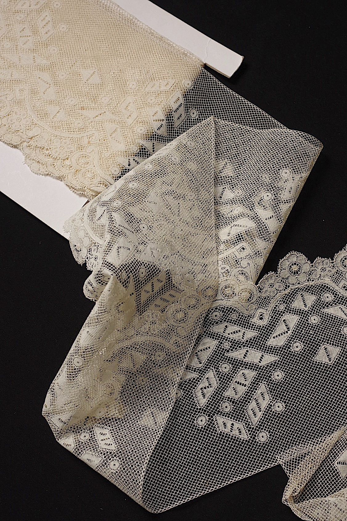 アンティークレース dentelle antique 420cm 98cm .FR a l'epoque